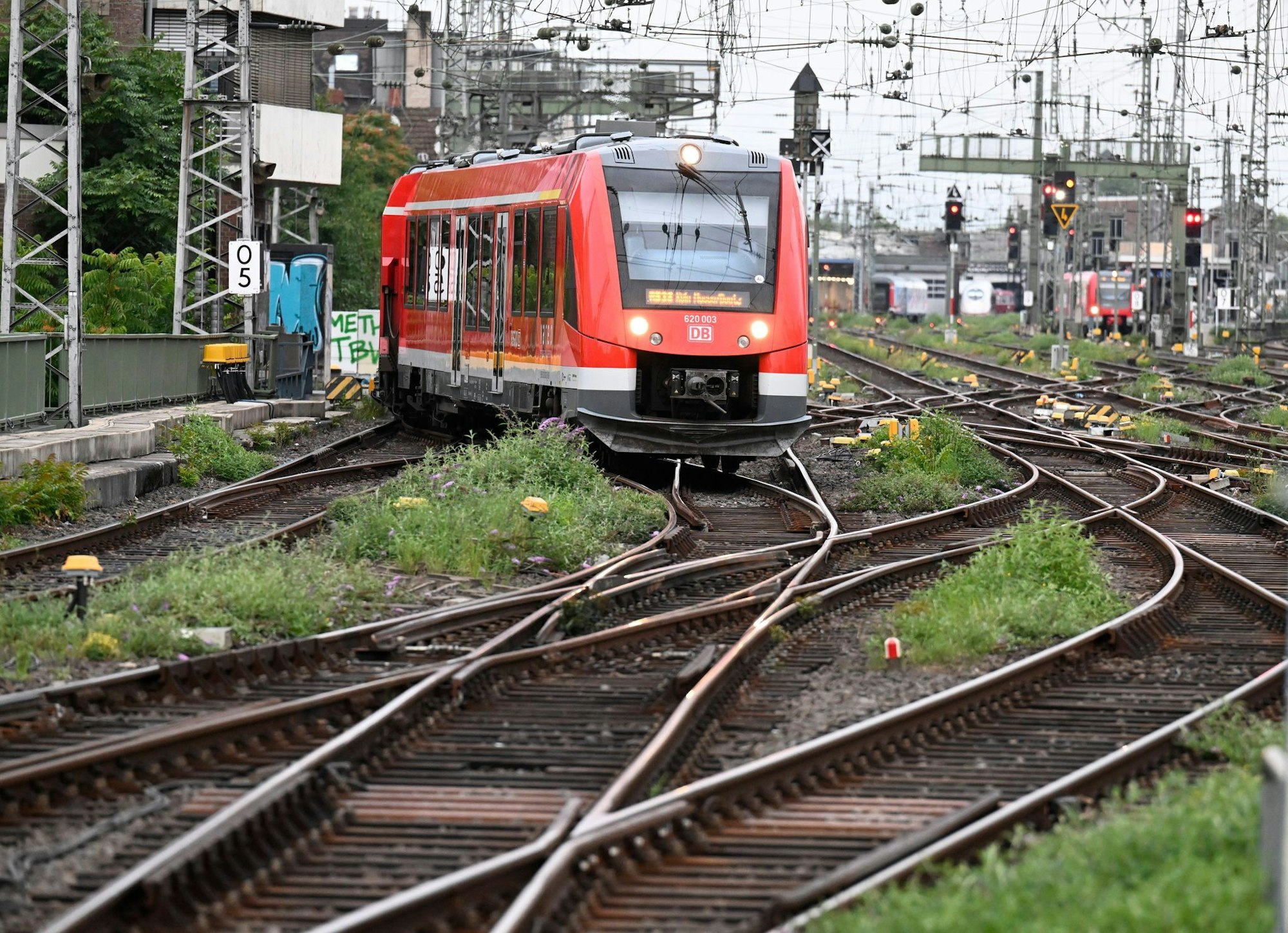 Der Mangel an Lokführern hat lange für spürbare Einschränkungen im Schienenverkehr gesorgt - jetzt soll vieles besser werden. (Archivbild)