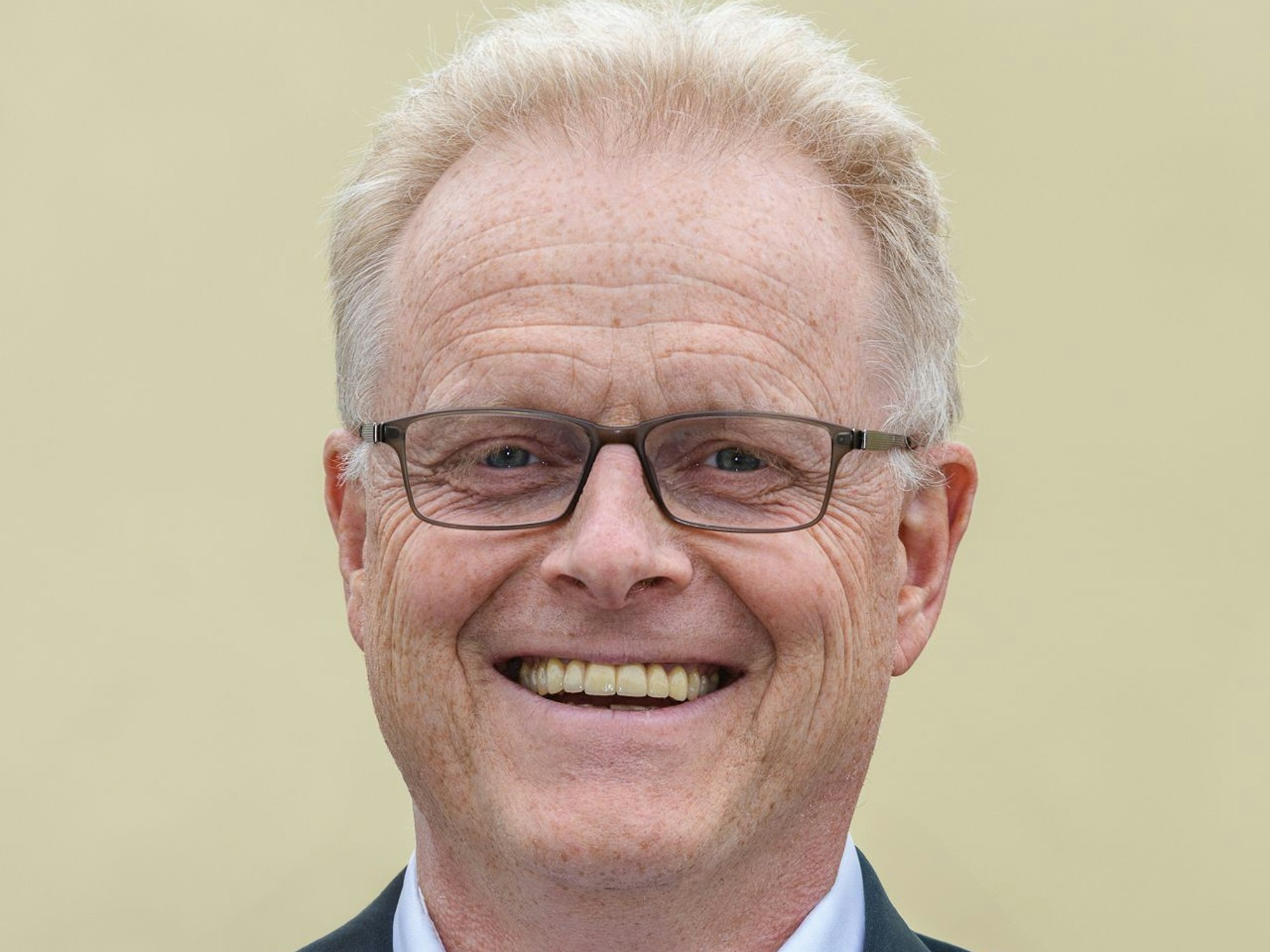 Richard van Bonn lacht in die Kamera.