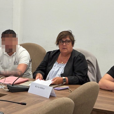Der Angeklagte Mohamed B. mit Verteidigerin Karin Bölter beim Prozessauftakt im Landgericht Köln