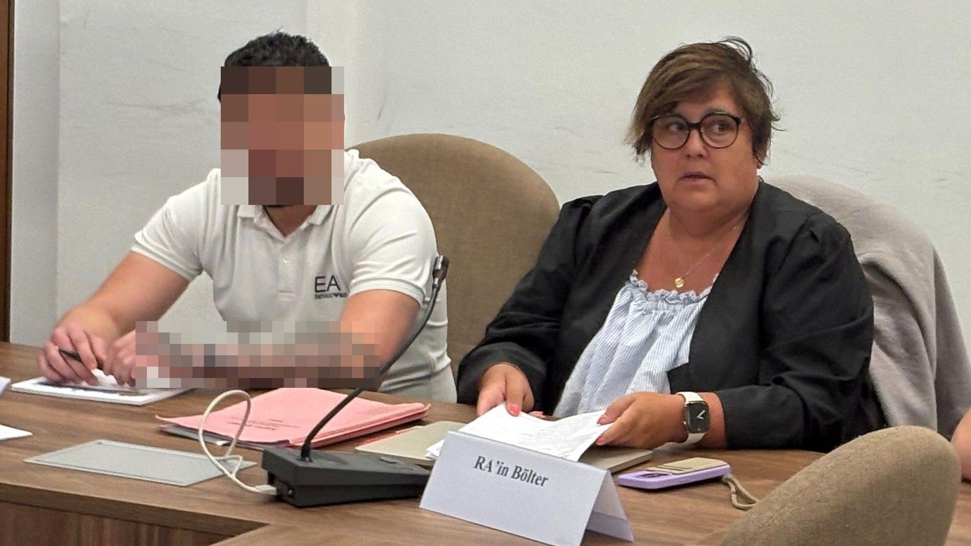 Der Angeklagte Mohamed B. mit Verteidigerin Karin Bölter beim Prozessauftakt im Landgericht Köln