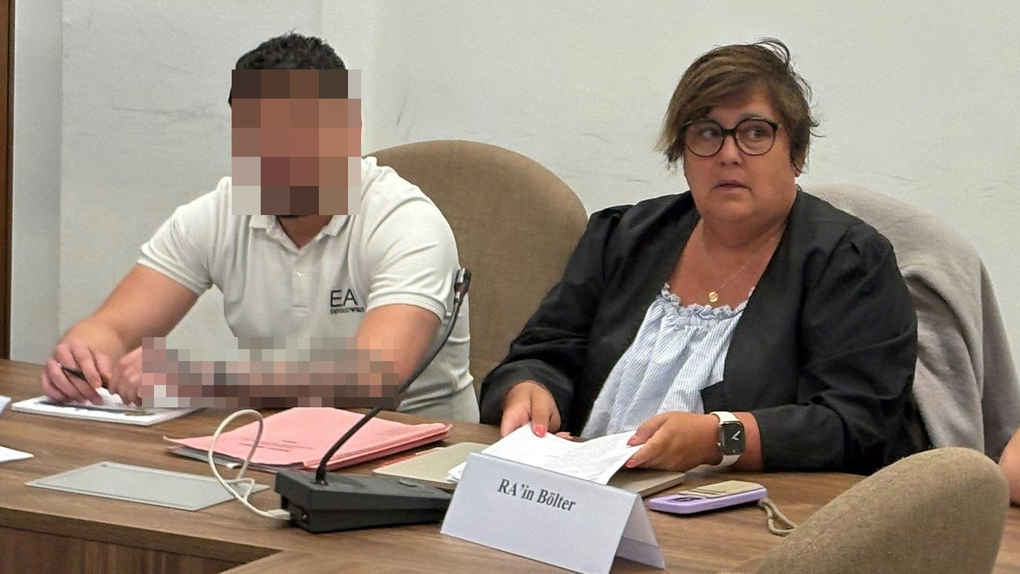 Der Angeklagte Mohamed B. mit Verteidigerin Karin Bölter beim Prozessauftakt im Landgericht Köln