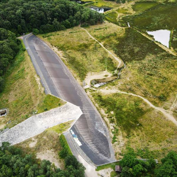 Ein Luftbild des Damms mit der Scharte der Steinbachtalsperre.