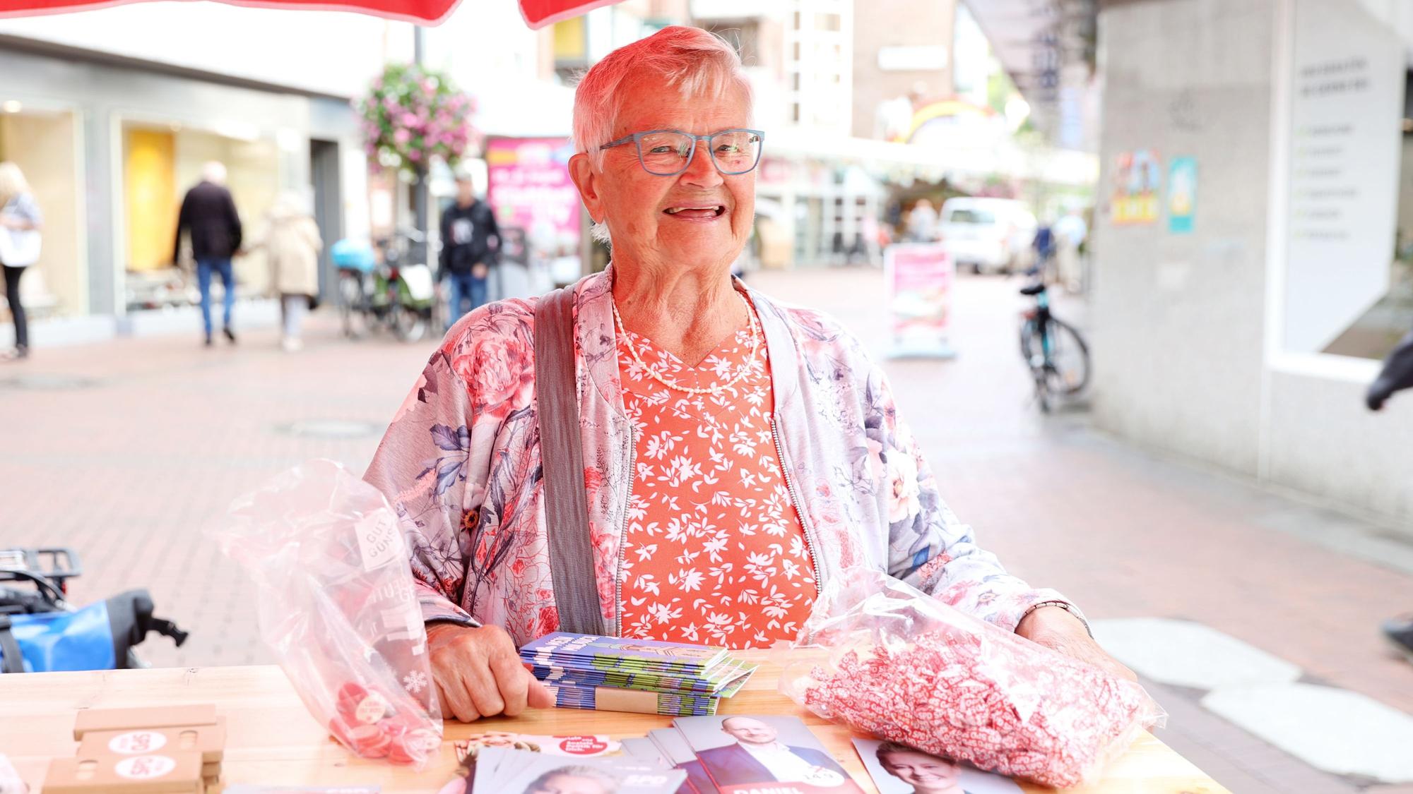 Mit 91 Jahren ist Waltraud Hülsmann die älteste Wahlkämpferin am SPD-Stand.