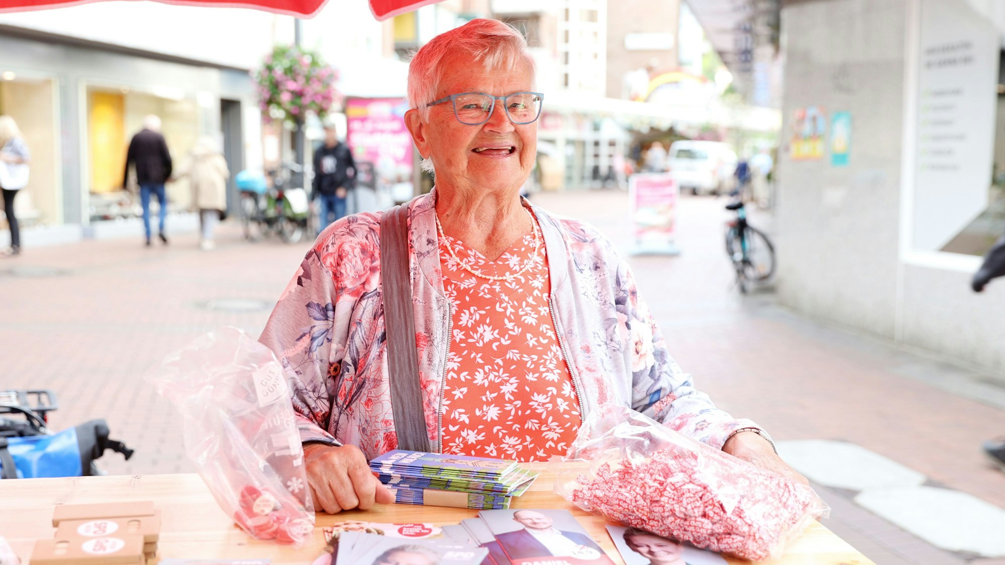 Mit 91 Jahren ist Waltraud Hülsmann die älteste Wahlkämpferin am SPD-Stand.