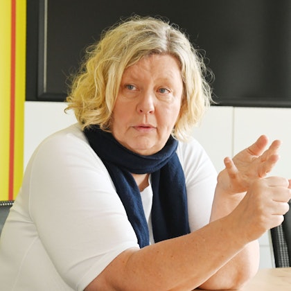 Frau Wallmeier ist im Gespräch zu sehen.