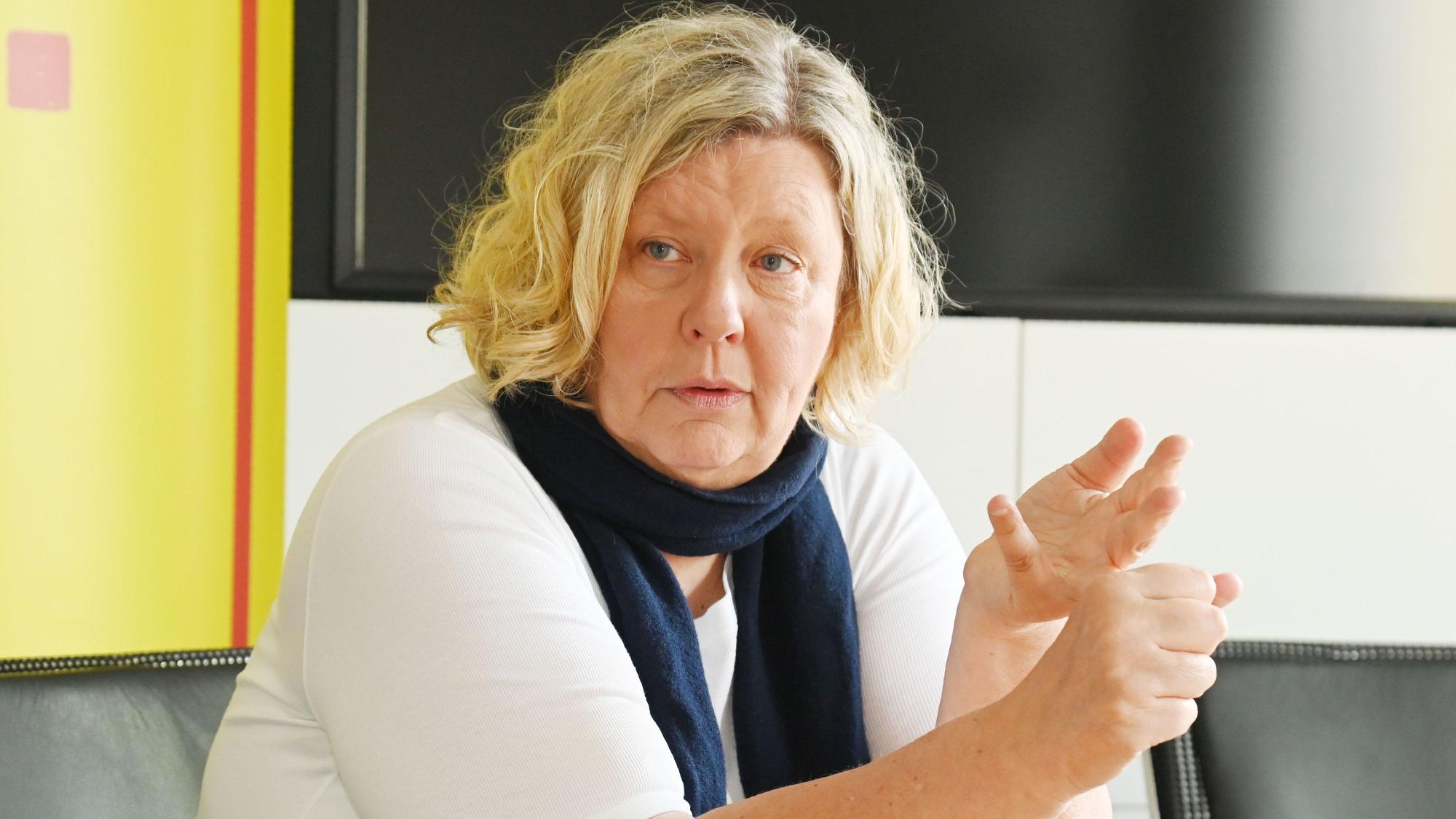 Frau Wallmeier ist im Gespräch zu sehen.