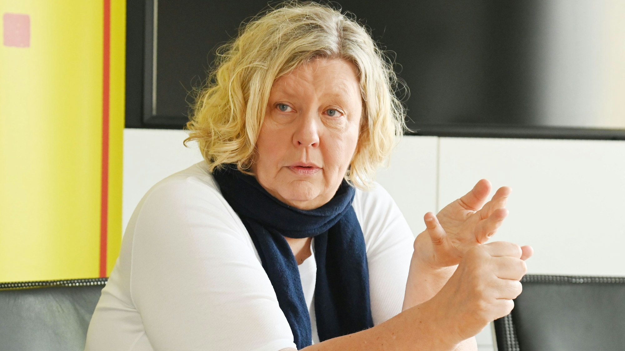 Frau Wallmeier ist im Gespräch zu sehen.