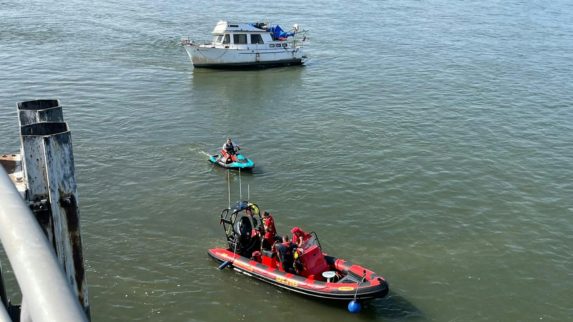 Feuerwehr mit Rettungsbooten auf dem Rhein in Wesseling.