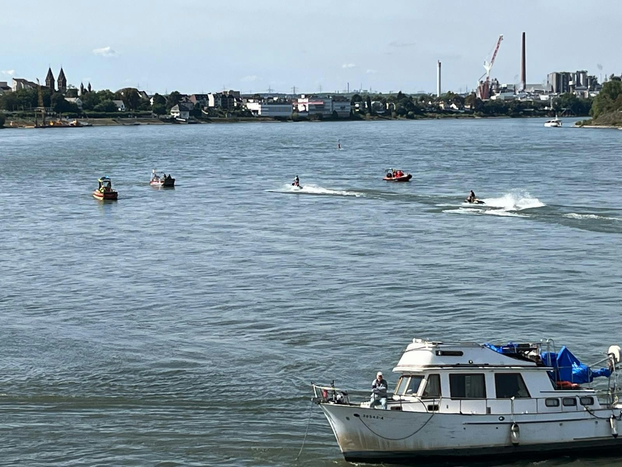 Verletzt wurde niemand. Das Boot wurde mit Tauen gesichert.