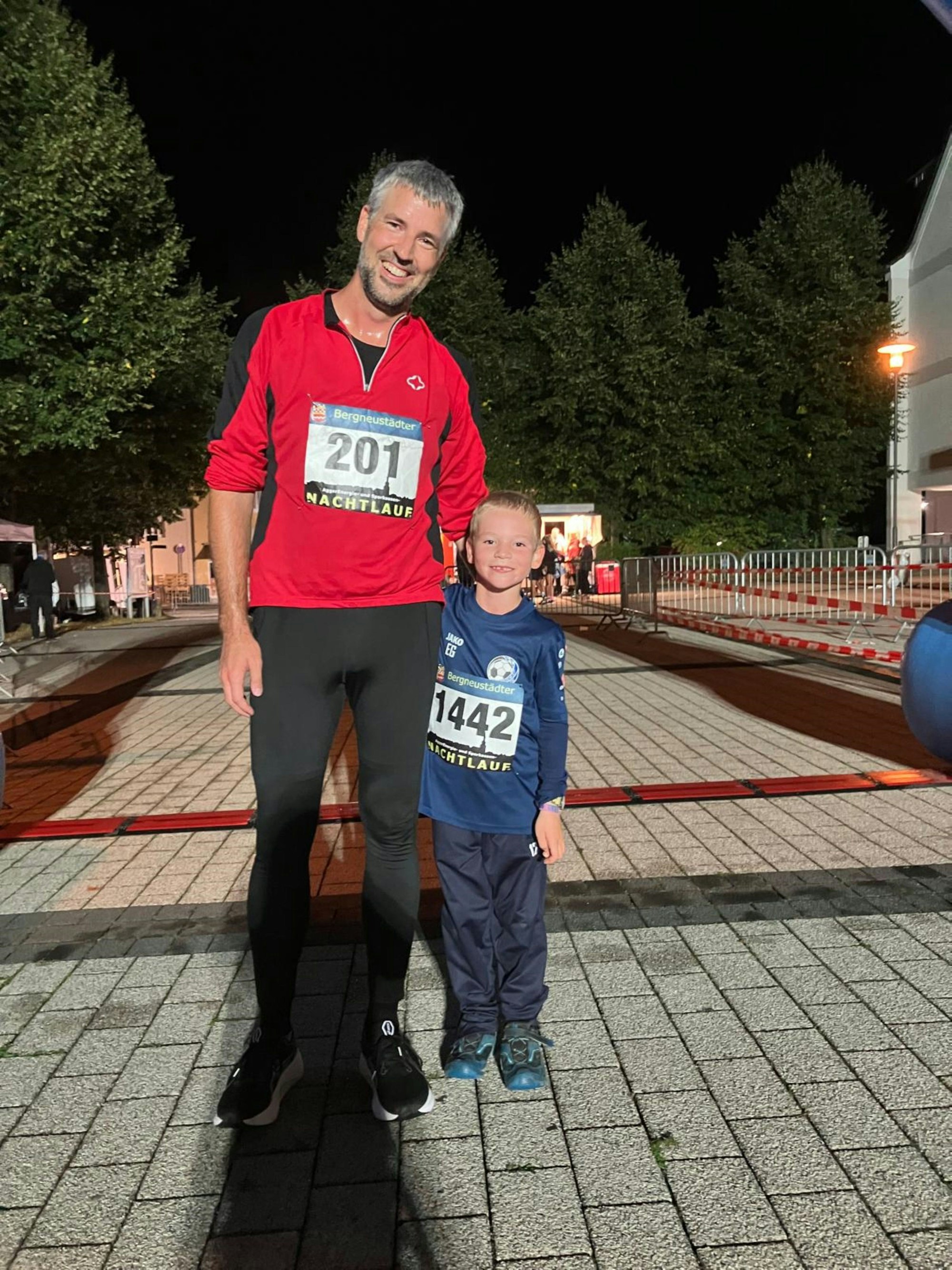 Foto von einem Mann und seinem siebenjährigen Sohn nach einem Lauf