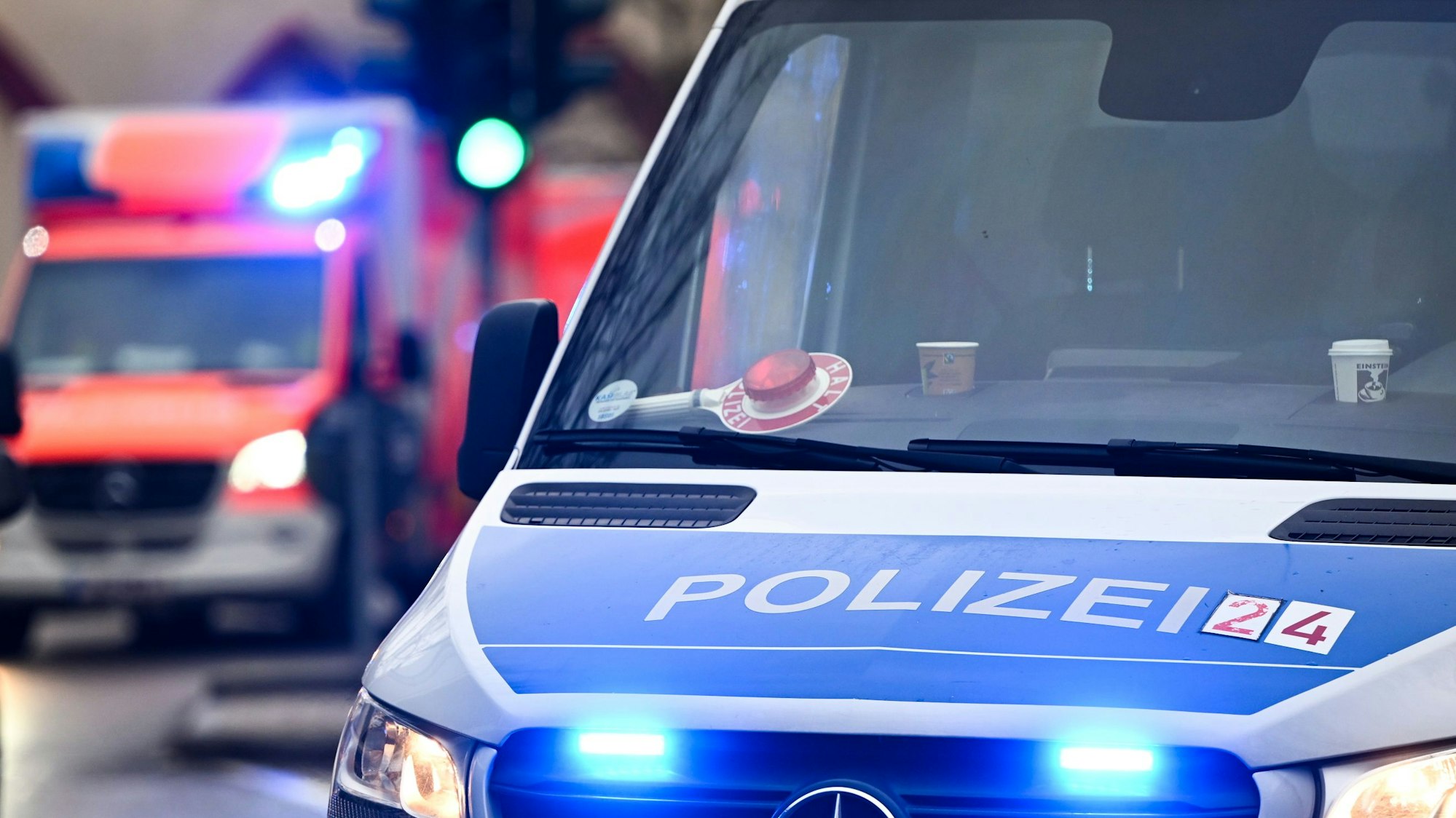 Ein Polizeiauto und ein Rettungswagen mit Blaulicht