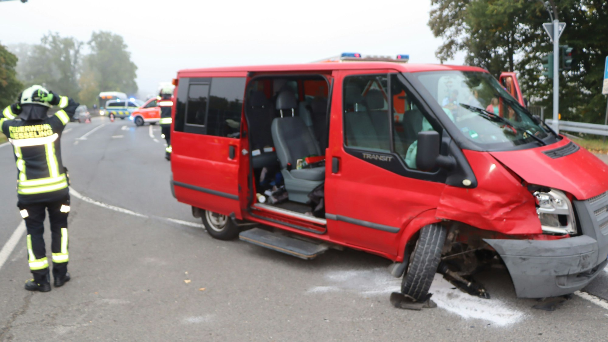 Noch ist unklar wie genau sich der Unfall ereignet hat. Die Polizei sicherte Spuren und sprach mit Zeugen. Die Siebengebirgsstraße musst für die Unfallaufnahme und die Versorgung der Verletzten gesperrt werden.