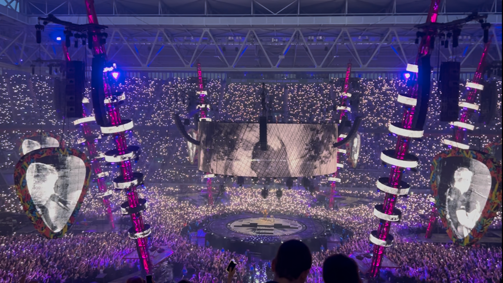 Blick auf die Bühne beim Ed-Sheeran-Konzert.