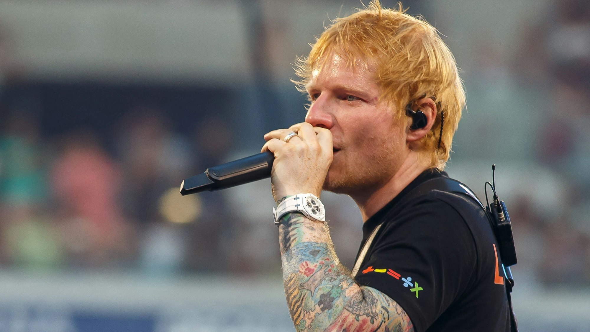 Ed Sheeran steht beim Konzert auf der Bühne.