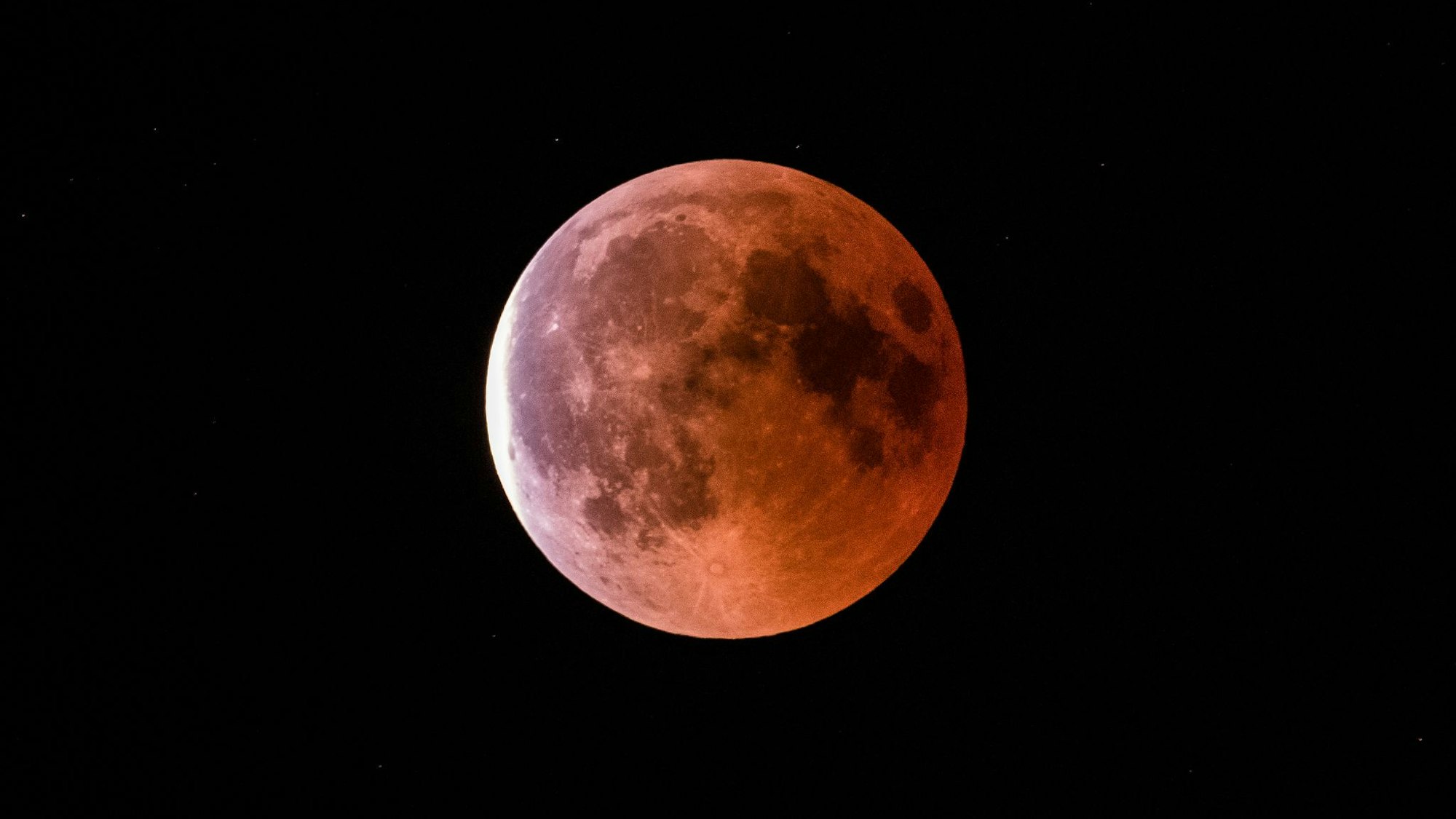 Während der Finsternis zeigt sich der Mond in rötlich-braunen Farben. (Symbolbild)