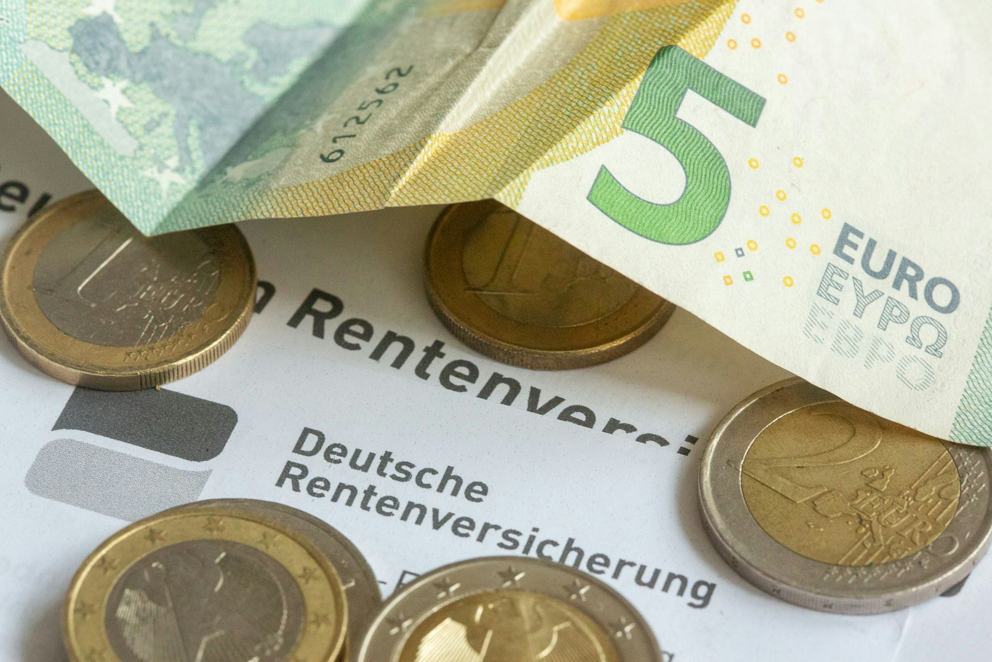 Die Festlegung der Beitragsbemessungsgrenze ist an die Entwicklung von Löhnen und Gehältern gekoppelt. (Symbolbild)