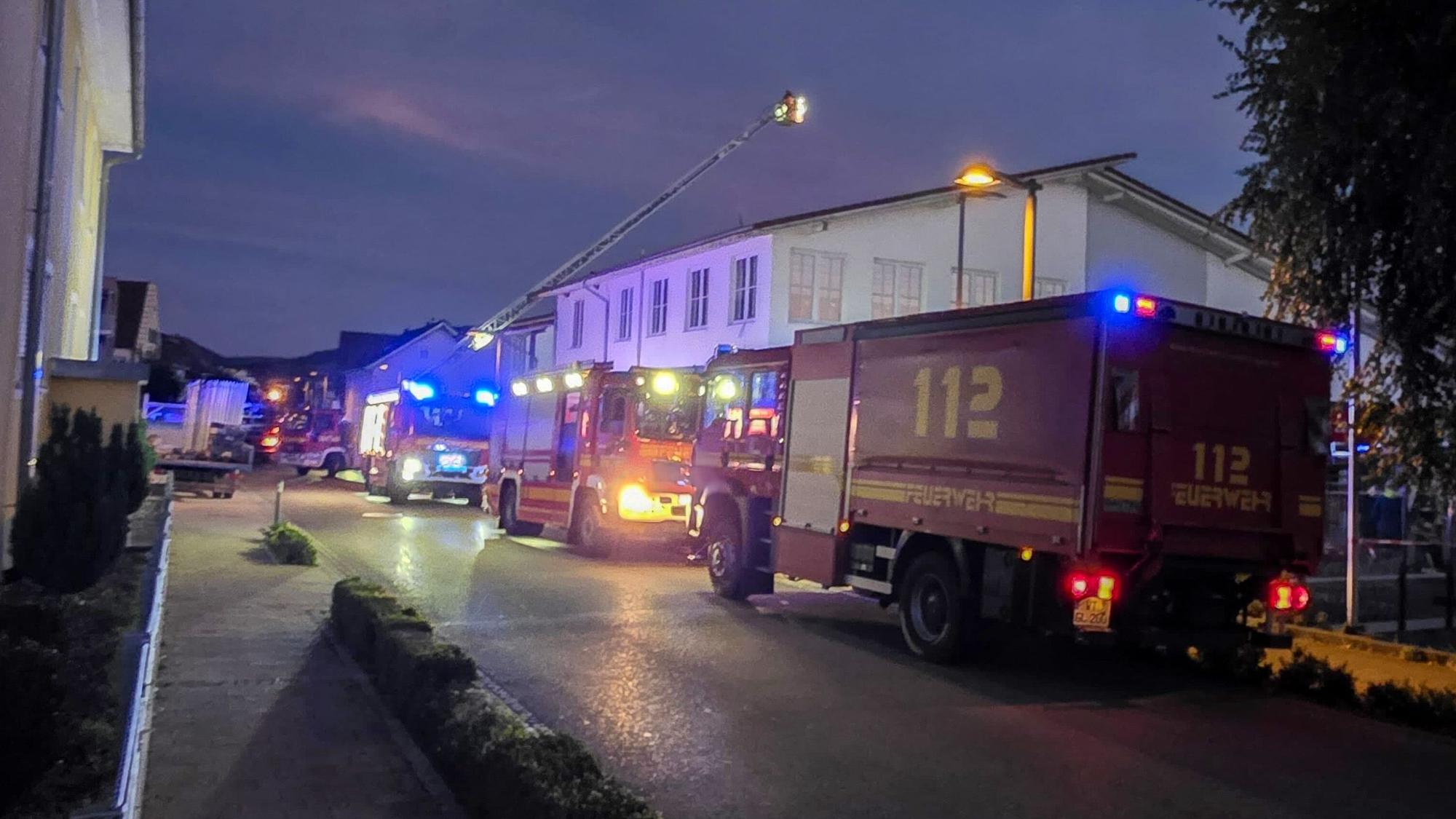 Einsatzkräfte der Feuerwehr nach dem Einsturz von Dachteilen an einem Supermarkt.