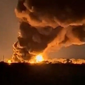 Ein Depot in Luhansk steht nach ukrainischen Angriffen in Flammen. Auch die Ölraffinerie in Rjasan wurde erneut getroffen.