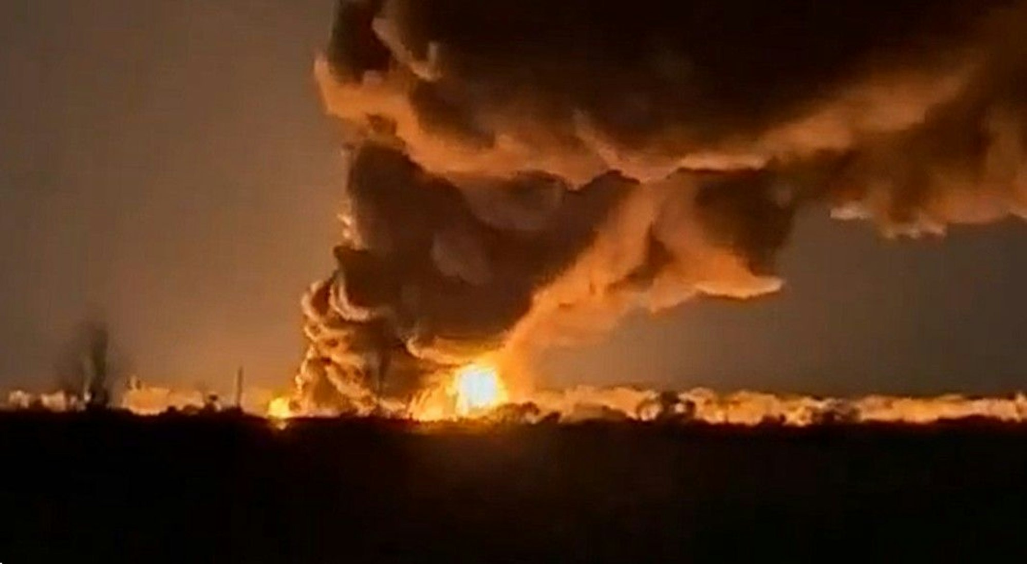 Ein Depot in Luhansk steht nach ukrainischen Angriffen in Flammen. Auch die Ölraffinerie in Rjasan wurde erneut getroffen.
