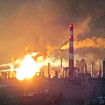 Eine Ölraffinerie in Rjasan in Russland brennt nach einem Angriff. (Symbolbild)