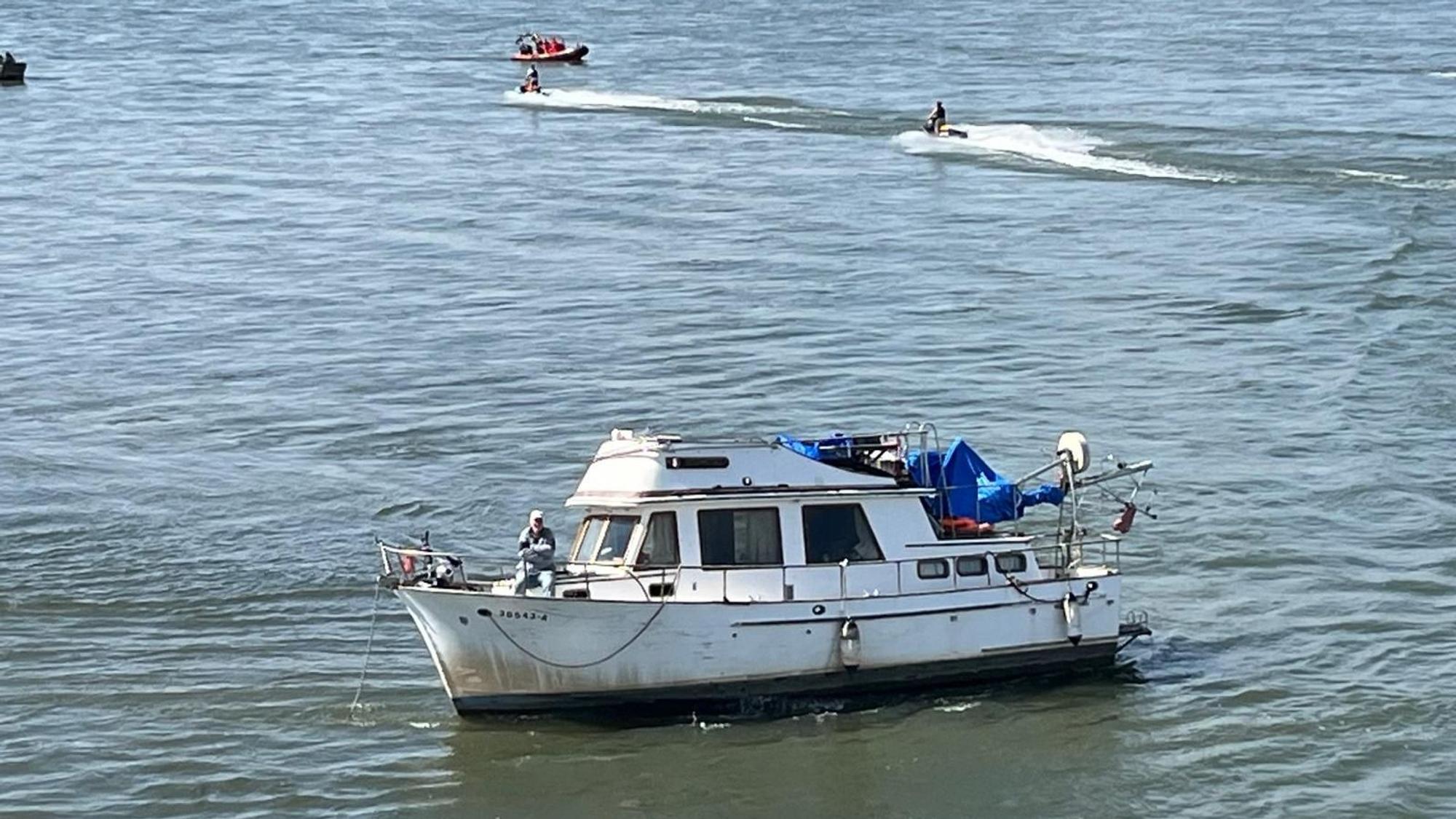 Auf einer Sandbank in Höhe des Hafens der Raffinerie Shell in Wesseling endete der Ausflug einer Motorbootfahrt.
