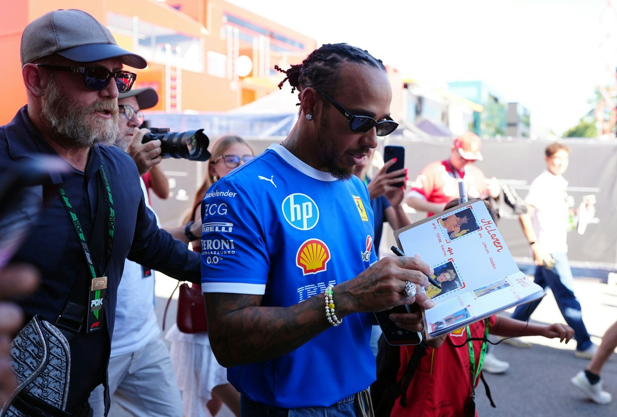 Immer im Blickpunkt der Fans: Lewis Hamilton.