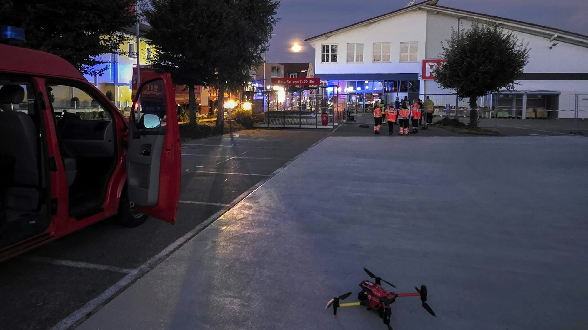 Mehrere Menschen wurden verletzt. Die Feuerwehr setzte auch einen Hubschrauber und eine Drohne ein.