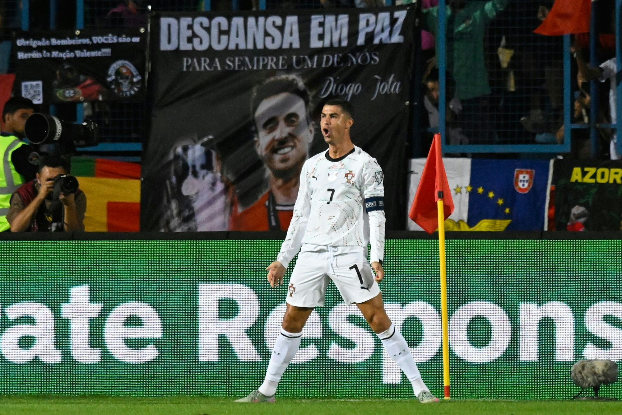 Superstar Cristiano Ronaldo trifft bei Portugals Auftaktsieg in Armenien doppelt.
