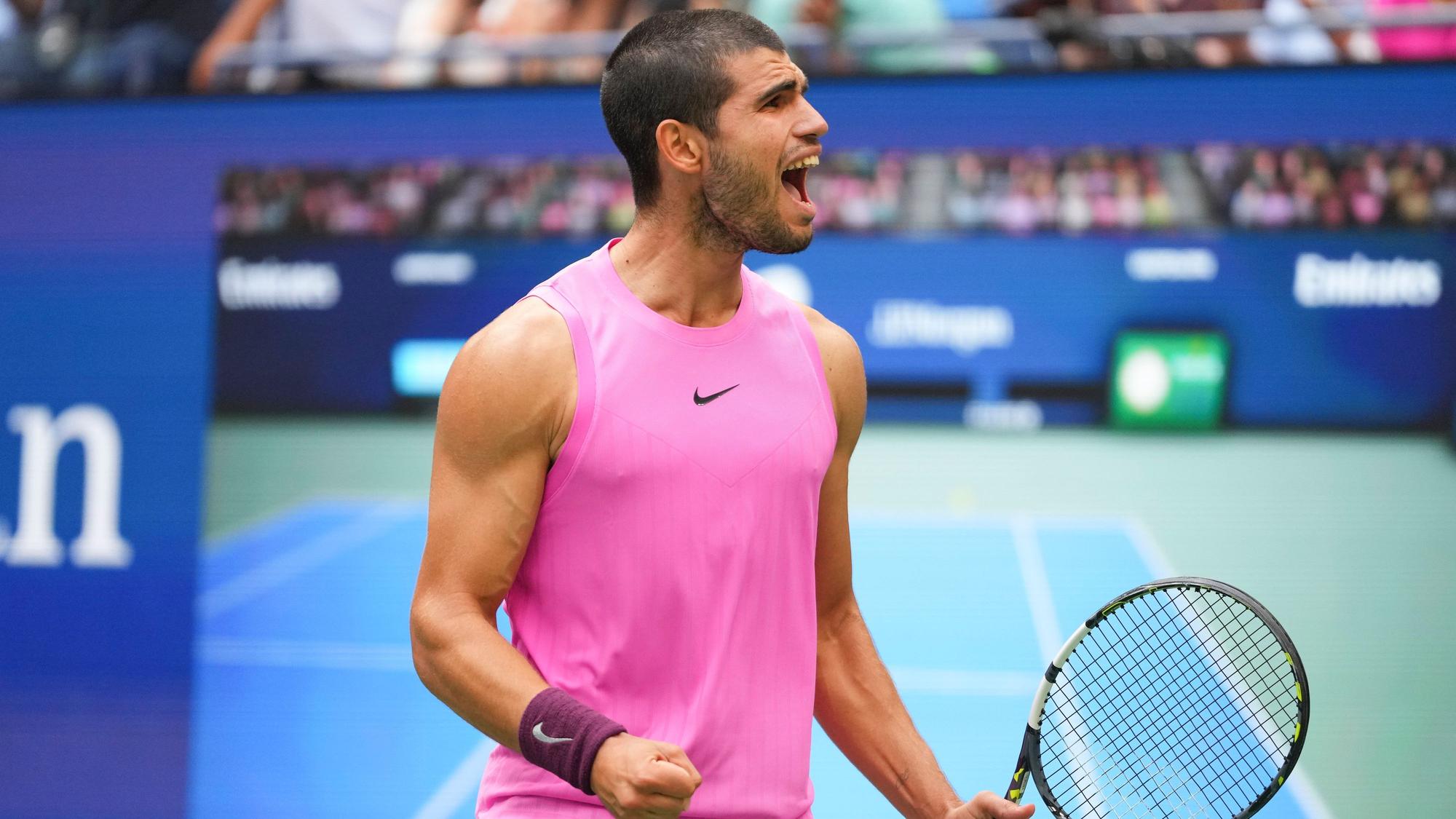 Carlos Alcaraz reagiert nach seinem Sieg über den Serben Djokovic.