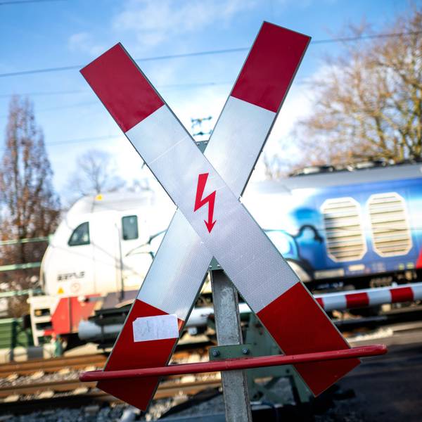 Ein Zug fährt über einen Bahnübergang (Symbolfoto).