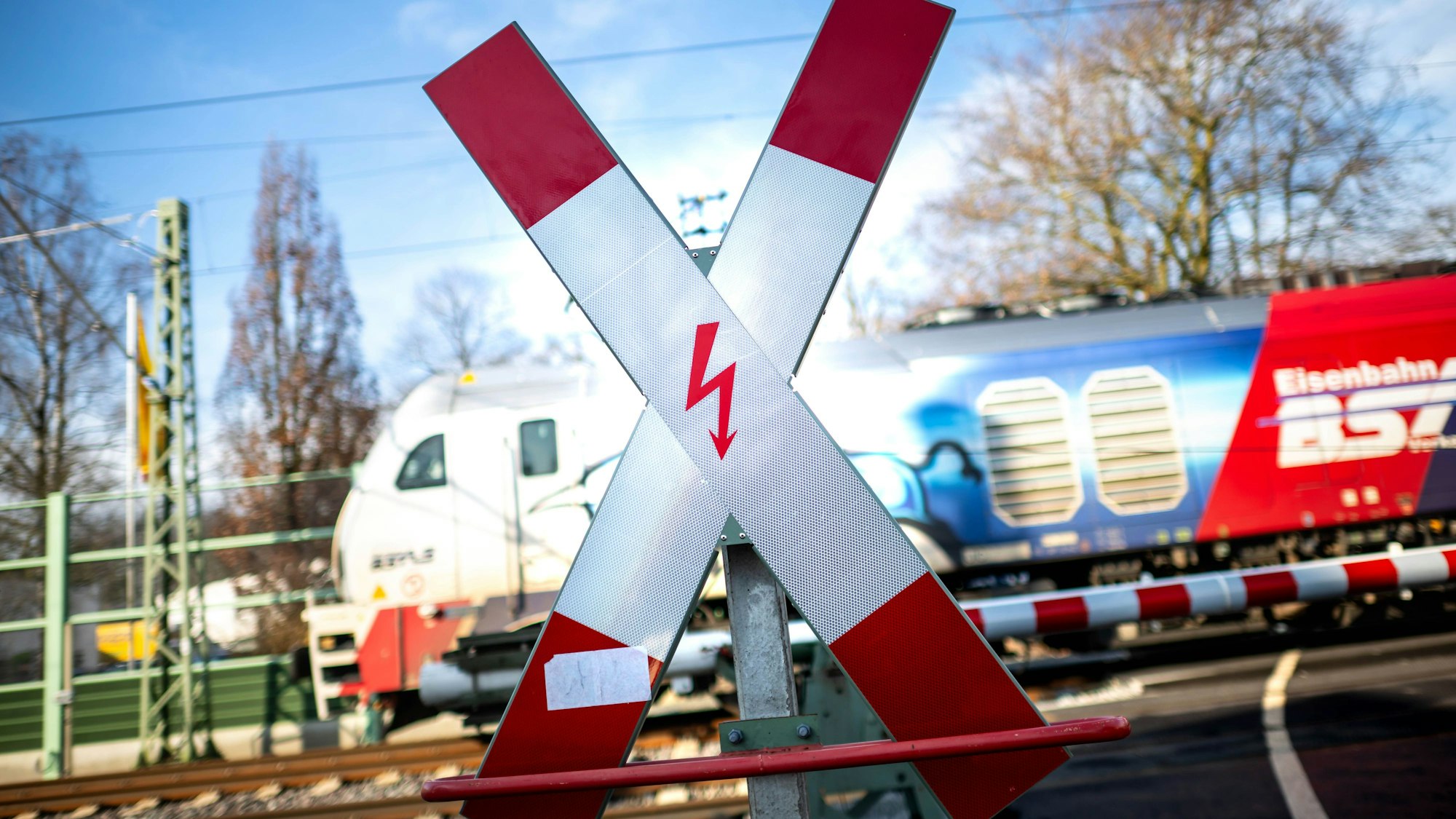 Ein Zug fährt über einen Bahnübergang (Symbolfoto).