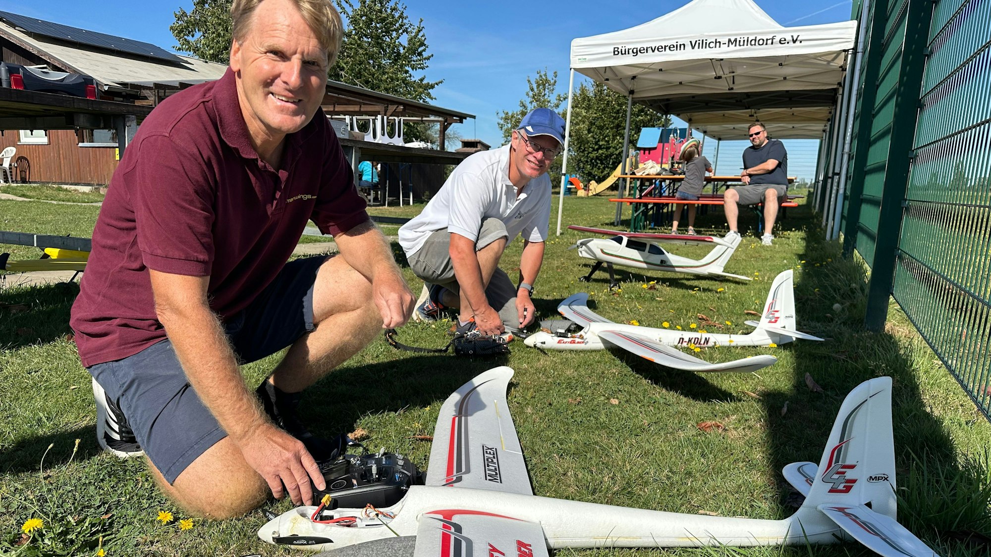 Pressesprecher Harald Schubert (l.) mit einem Modellflugzeug.
