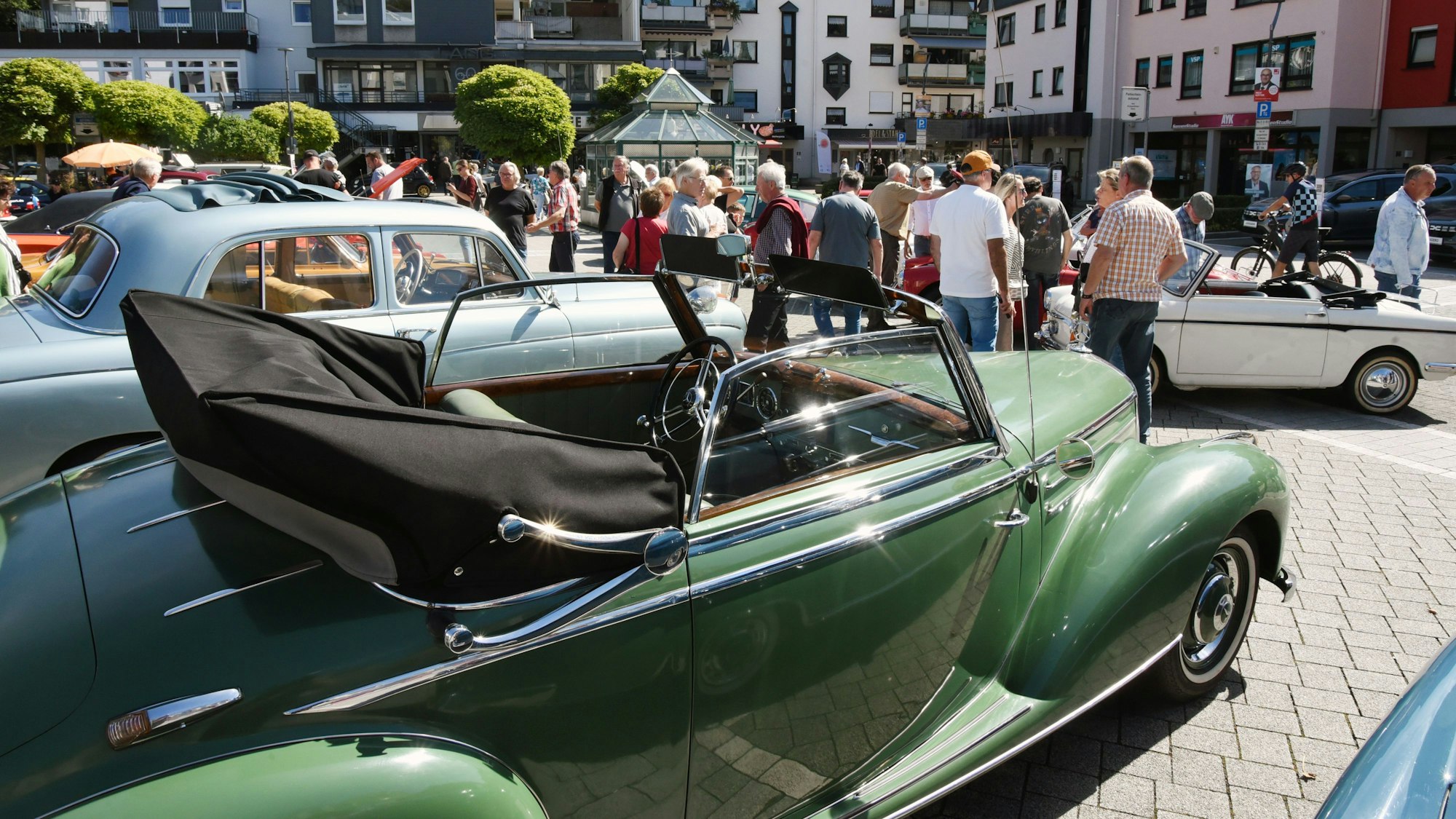 Ein Oldtimer-Cabrio auf dem Weiherplatz.