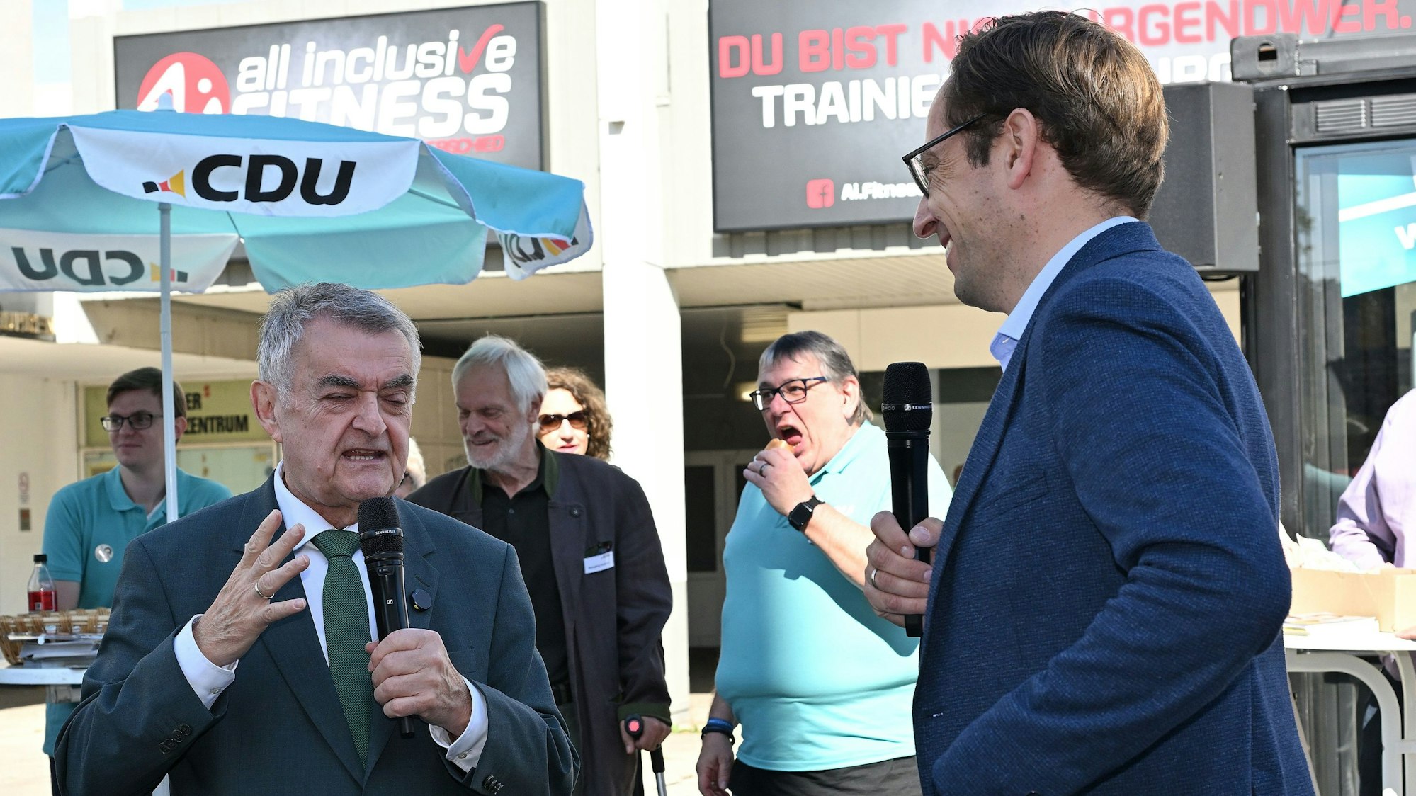 NRW-Innenminister Herbert Reul (CDU) mit dem Bürgermeisterkandidaten Alexander Felsch geben in der Fußgängerzone ein Interview.