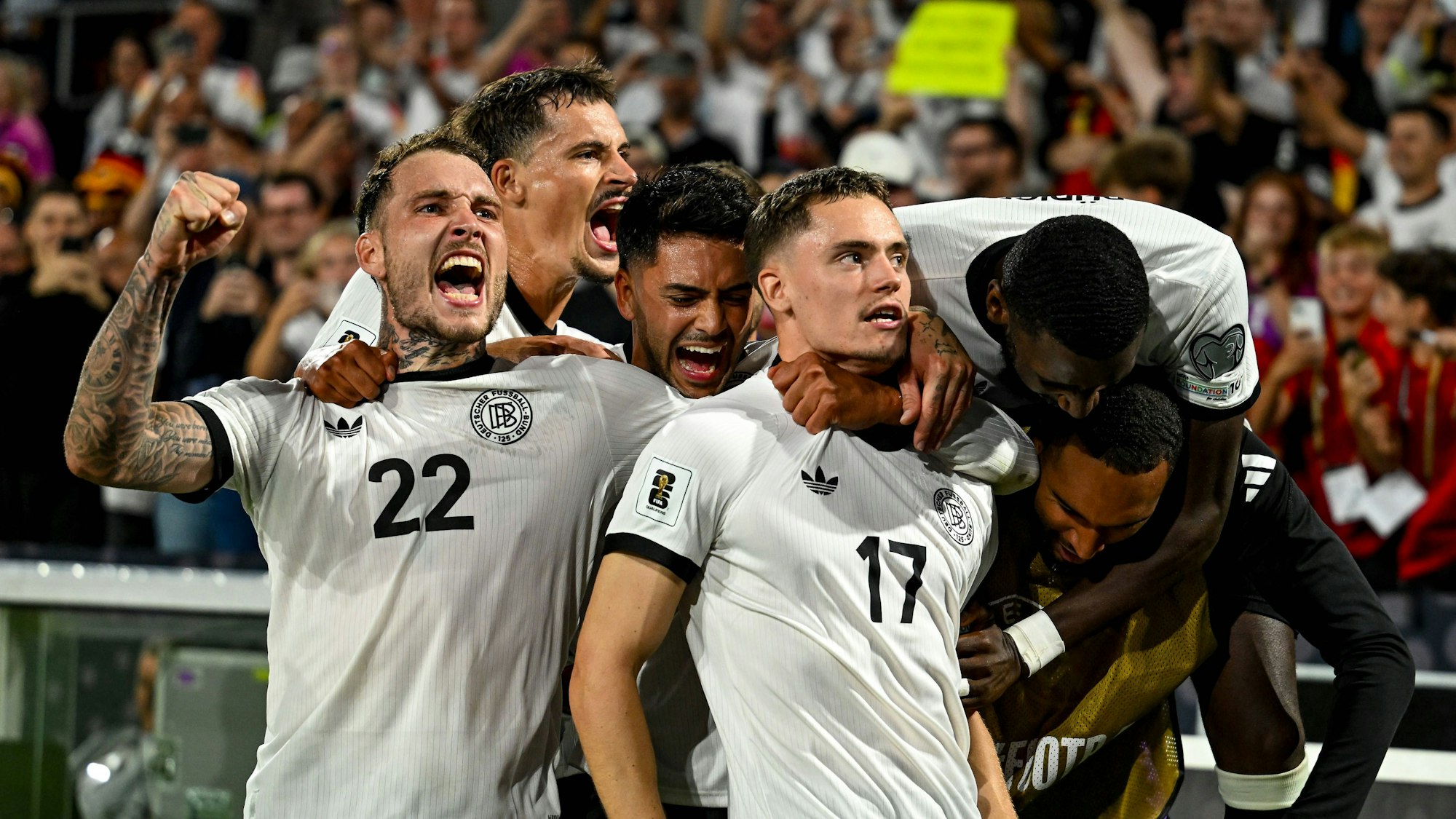 Florian Wirtz lässt sich nach seinem Traumtor feiern.