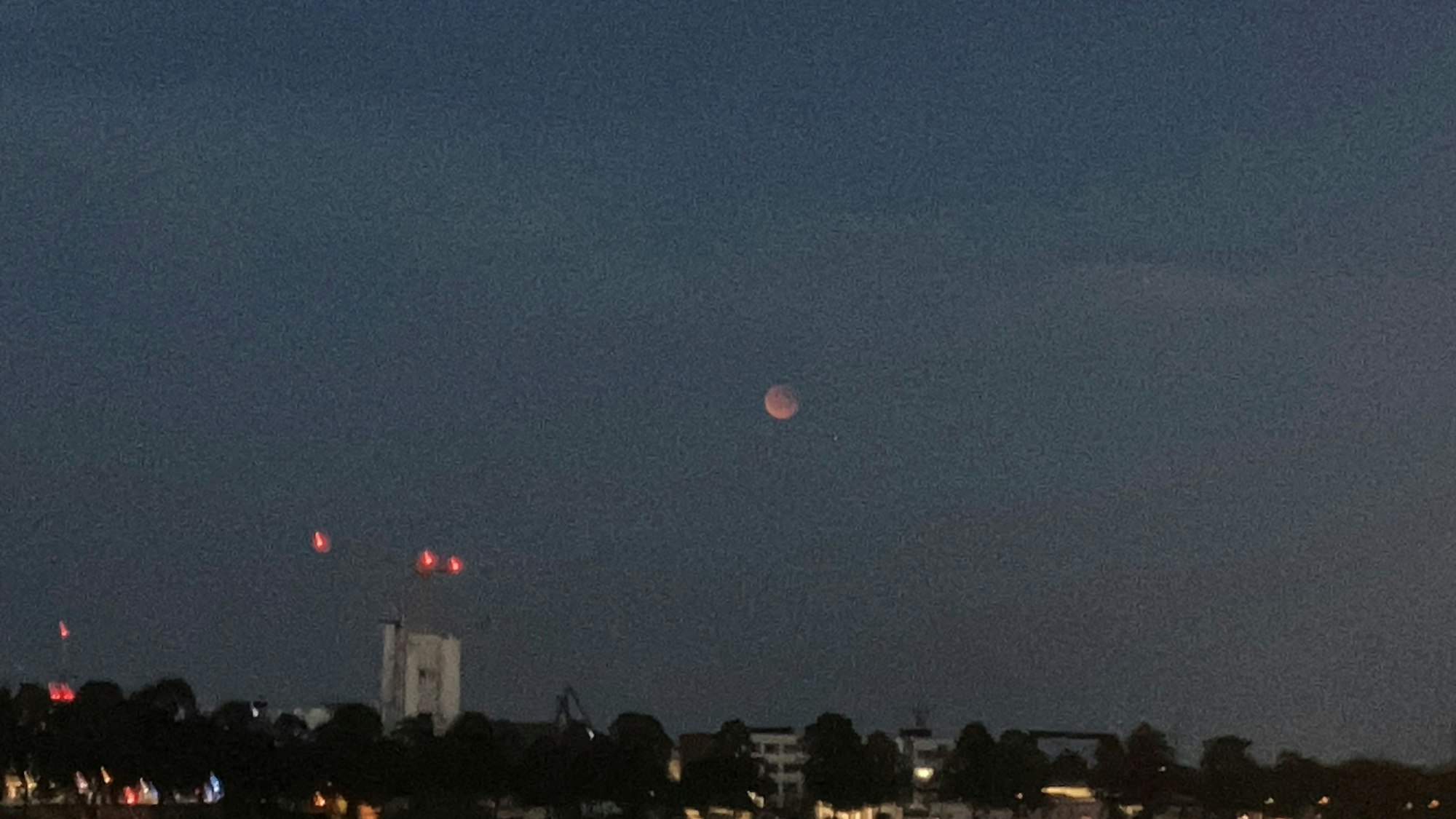 Die totale Mondfinsternis war in Köln nur recht schwach zu erkennen.