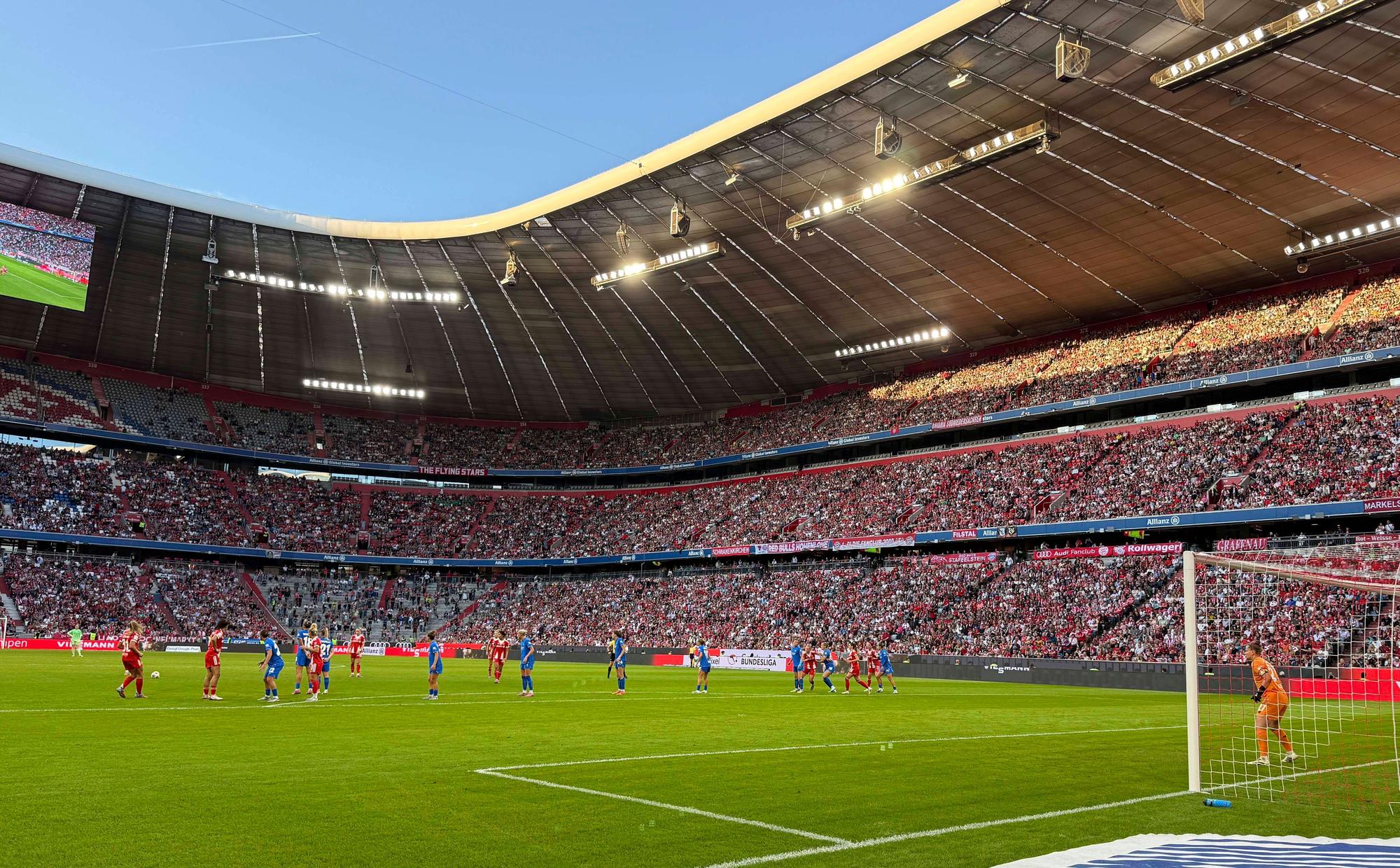 06.09.2025, Google-Pixel Frauenfussball Bundesliga 2025/2026, 1.Spieltag, FC Bayern München - Bayer 04 Leverkusen, in der Allianz-Arena München, Zuschauer Rekord beim Damenfußball in der Damen Bundesliga *** 06 09 2025, Google Pixel Womens Soccer Bundesliga 2025 2026, 1 matchday, FC Bayern Munich Bayer 04 Leverkusen, in the Allianz Arena Munich, record attendance for womens soccer in the Womens Bundesliga