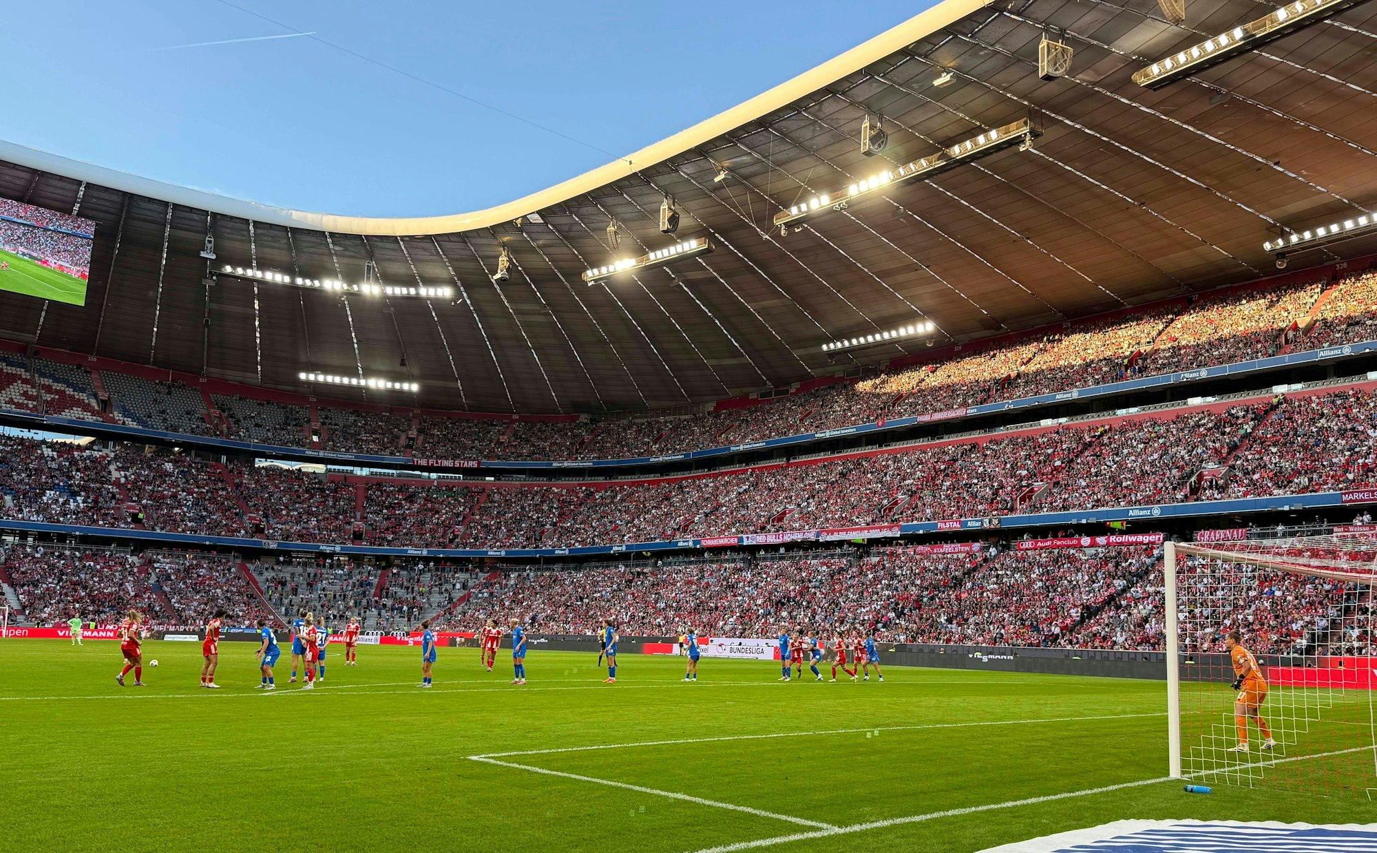 06.09.2025, Google-Pixel Frauenfussball Bundesliga 2025/2026, 1.Spieltag, FC Bayern München - Bayer 04 Leverkusen, in der Allianz-Arena München, Zuschauer Rekord beim Damenfußball in der Damen Bundesliga *** 06 09 2025, Google Pixel Womens Soccer Bundesliga 2025 2026, 1 matchday, FC Bayern Munich Bayer 04 Leverkusen, in the Allianz Arena Munich, record attendance for womens soccer in the Womens Bundesliga