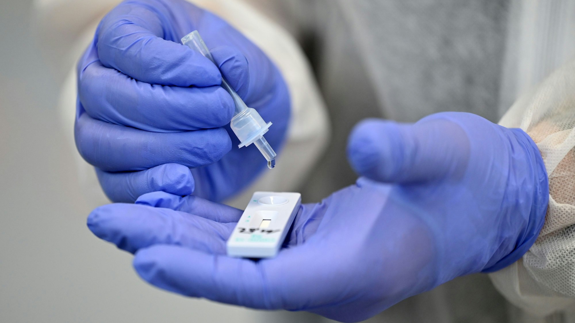 ARCHIV - 02.12.2020, Thüringen, Hildburghausen: Ein Helfer verarbeitet eine Probe für einen Corona-Schnelltest. (zu dpa: «Für Corona-Verdienstausfälle 130 Millionen Euro erstattet») Foto: Martin Schutt/dpa-Zentralbild/dpa +++ dpa-Bildfunk +++