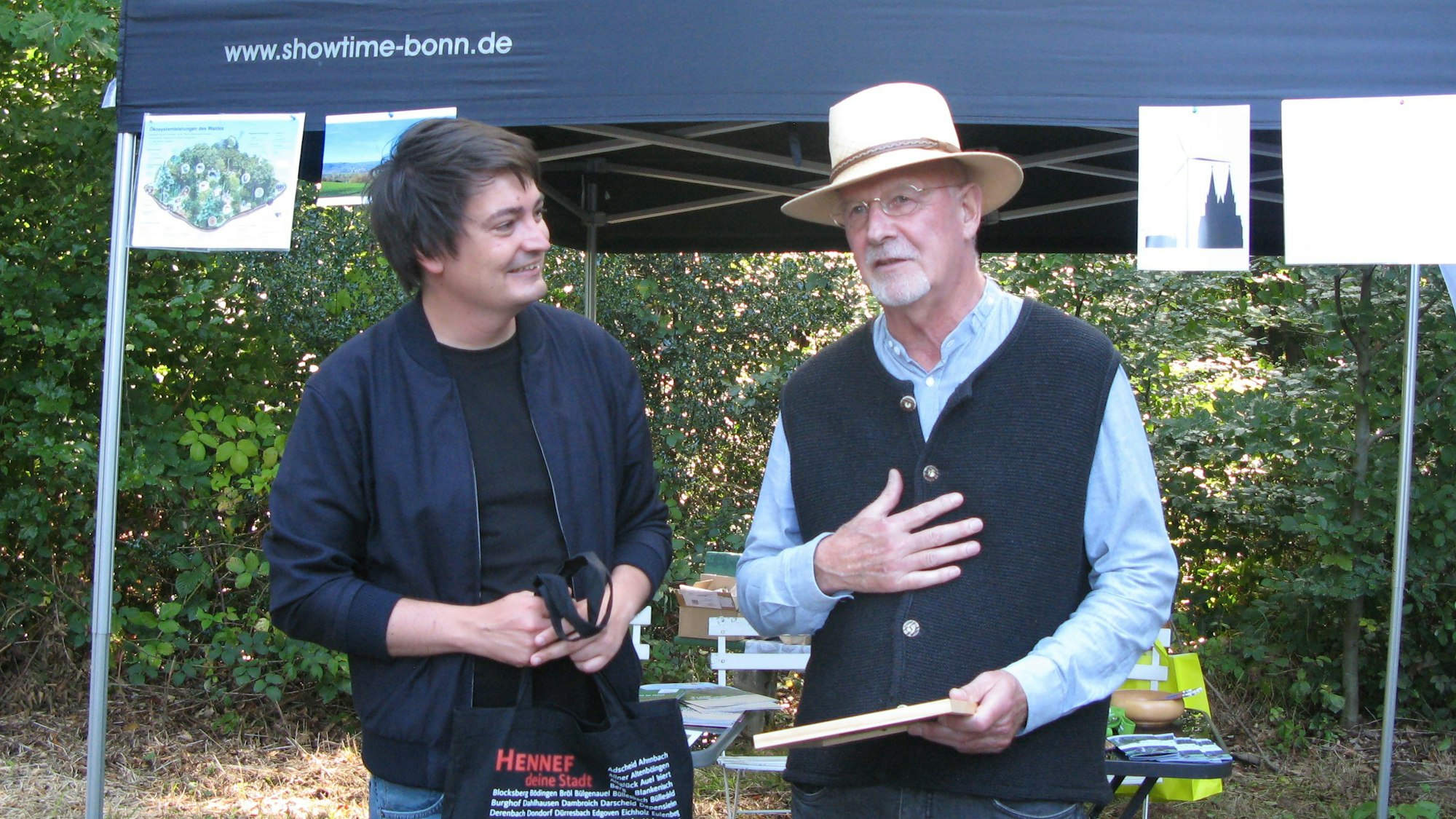 Als Ehrenamtler des Monats wurde Dr. Norbert Möhlenbruch (l.) ausgezeichnet. Bürgermeister Mario Dahm überreichte die Urkunde.