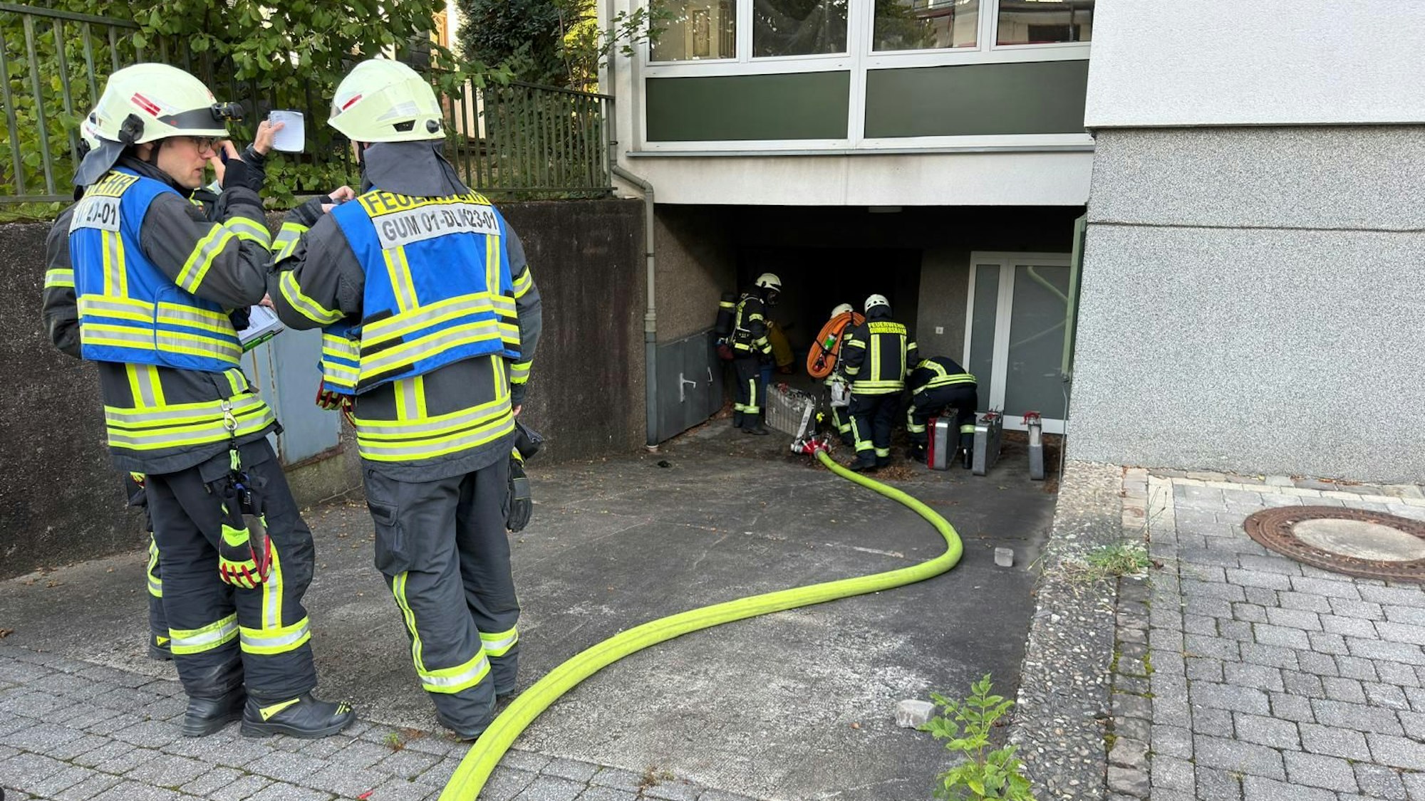 Feuerwehrleute vor einem Haus.