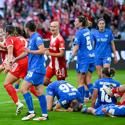 06.09.2025, Bayern, München: Fußball, Frauen: Bundesliga, Bayern München - Bayer Leverkusen, 1. Spieltag in der Allianz Arena. Die Spielerinnen von München jubeln über das Tor zum 1:0. Foto: Sven Hoppe/dpa - WICHTIGER HINWEIS: Gemäß den Vorgaben der DFL Deutsche Fußball Liga bzw. des DFB Deutscher Fußball-Bund ist es untersagt, in dem Stadion und/oder vom Spiel angefertigte Fotoaufnahmen in Form von Sequenzbildern und/oder videoähnlichen Fotostrecken zu verwerten bzw. verwerten zu lassen. +++ dpa-Bildfunk +++