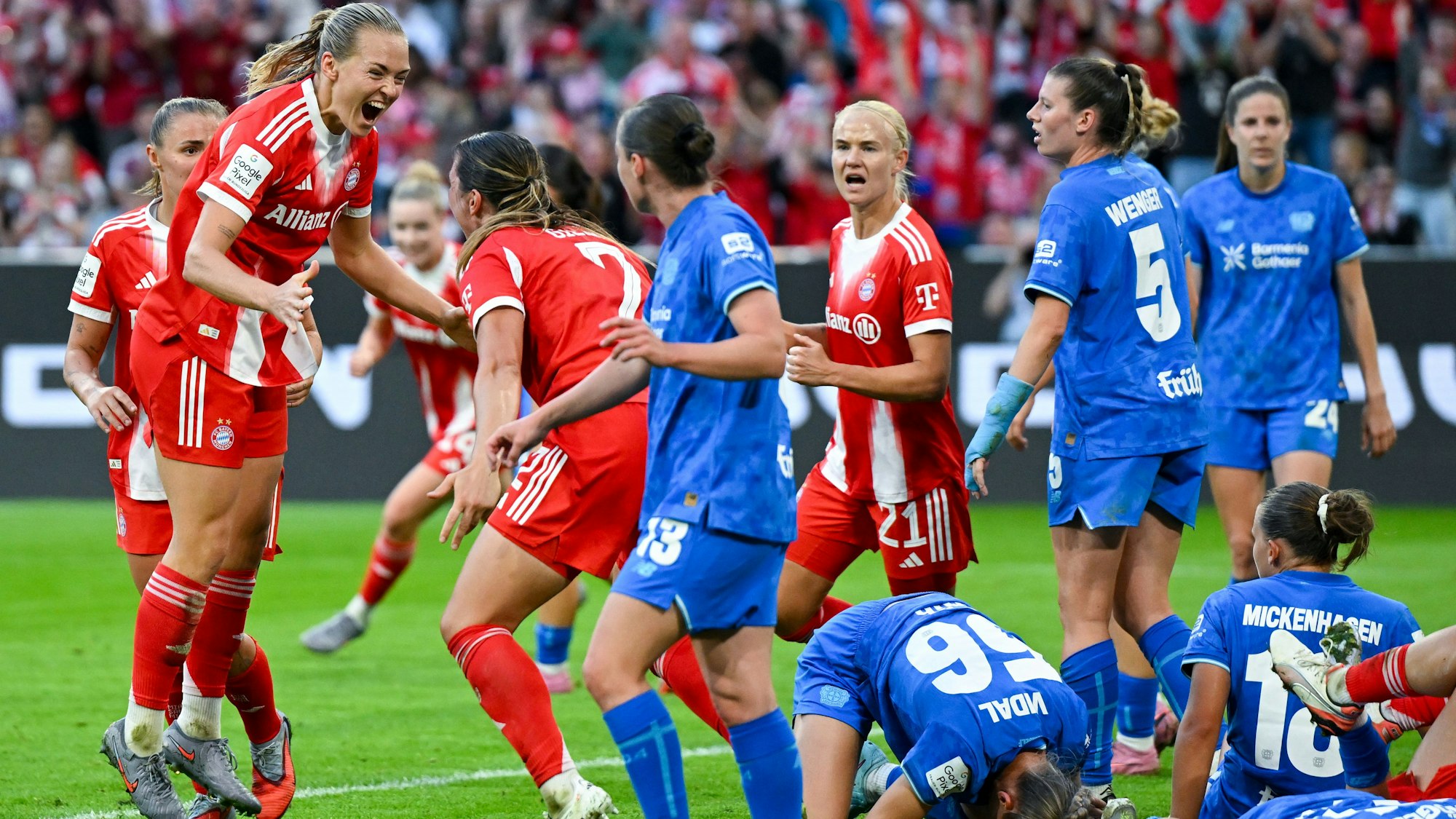 06.09.2025, Bayern, München: Fußball, Frauen: Bundesliga, Bayern München - Bayer Leverkusen, 1. Spieltag in der Allianz Arena. Die Spielerinnen von München jubeln über das Tor zum 1:0. Foto: Sven Hoppe/dpa - WICHTIGER HINWEIS: Gemäß den Vorgaben der DFL Deutsche Fußball Liga bzw. des DFB Deutscher Fußball-Bund ist es untersagt, in dem Stadion und/oder vom Spiel angefertigte Fotoaufnahmen in Form von Sequenzbildern und/oder videoähnlichen Fotostrecken zu verwerten bzw. verwerten zu lassen. +++ dpa-Bildfunk +++