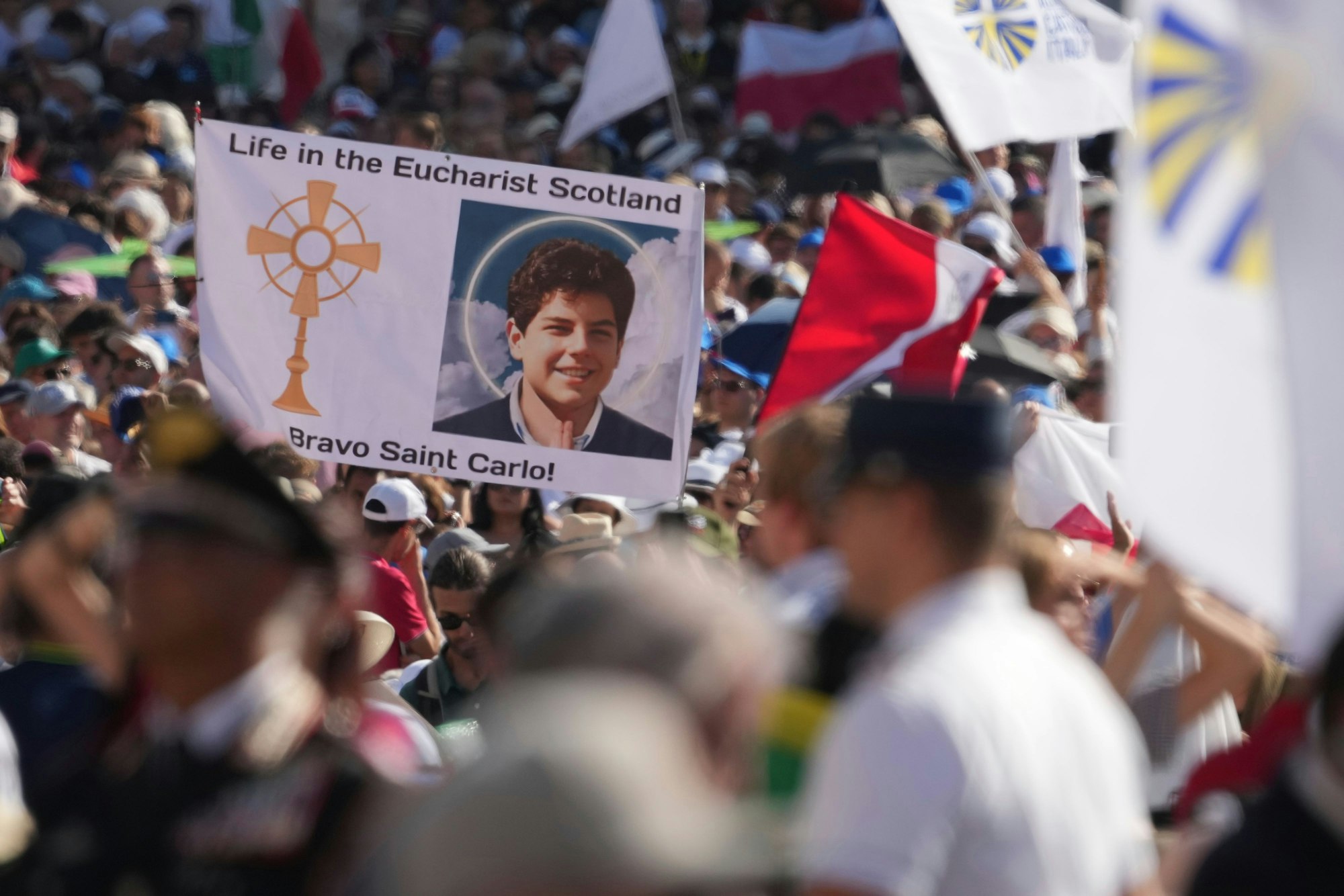 07.09.2025, Vatikan, Vatikanstadt: Pilger kommen zur Heiligsprechungsmesse von Carlo Acutis und Pier Giorgio Frassati auf dem Petersplatz. Papst Leo XIV. hat die Aufnahme des 2006 an Leukämie verstorbenen Teenagers Acutis in das Verzeichnis der Heiligen verfügt. Der Junge aus Italien gilt als erster Heiliger aus der Generation der Millennials. Foto: Andrew Medichini/AP/dpa +++ dpa-Bildfunk +++