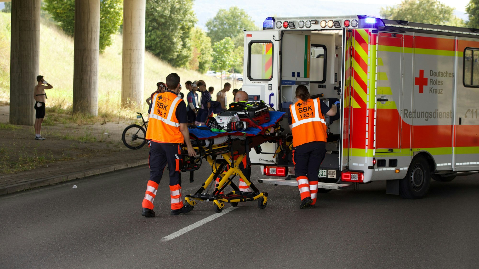 Rettungskräfte nach dem Massensturz beim „Riderman“-Radrennen bei Bad Dürrheim im Einsatz.