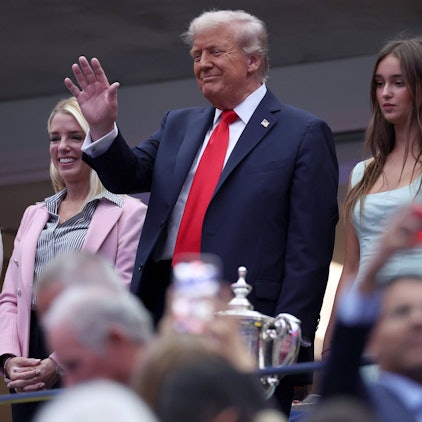 Donald Trump lacht, obwohl er im Arthur-Ashe-Stadion ausgebuht wurde.