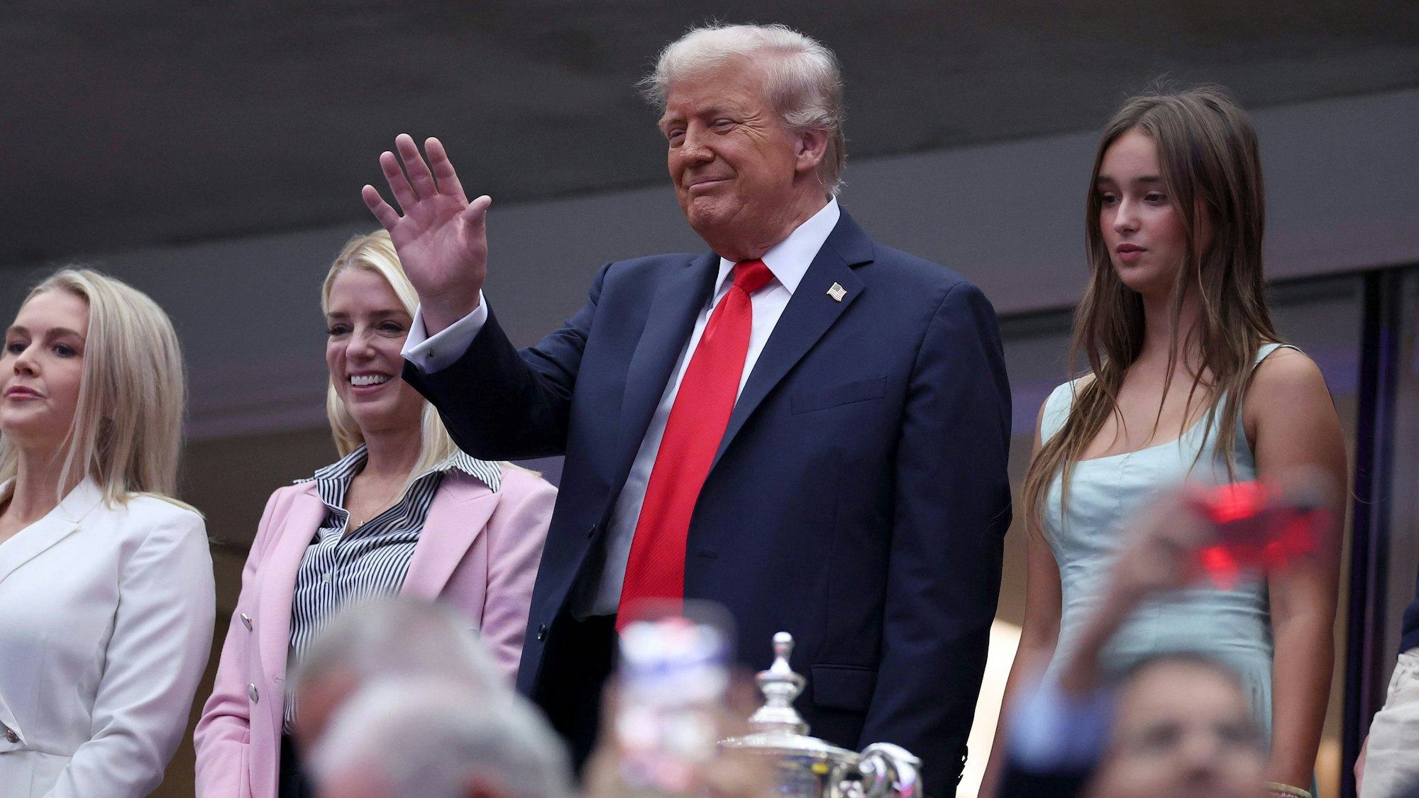 Donald Trump lacht, obwohl er im Arthur-Ashe-Stadion ausgebuht wurde.