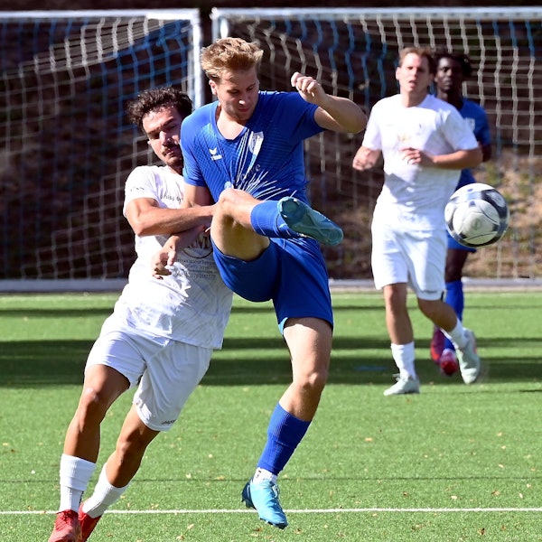 07.09.2025, Fussball-Bergfried  Leverkiusen-SW Köln
links: Dalan Fischer (Köln)
rechts: Timo Lutz (Leverkusen)
Foto: Uli Herhaus