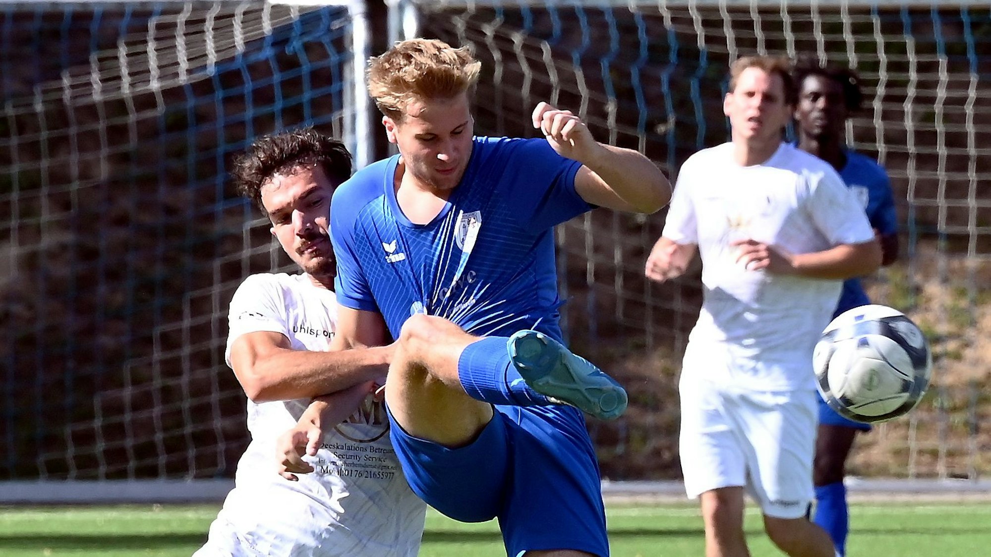 07.09.2025, Fussball-Bergfried Leverkiusen-SW Köln
links: Dalan Fischer (Köln)
rechts: Timo Lutz (Leverkusen)
Foto: Uli Herhaus