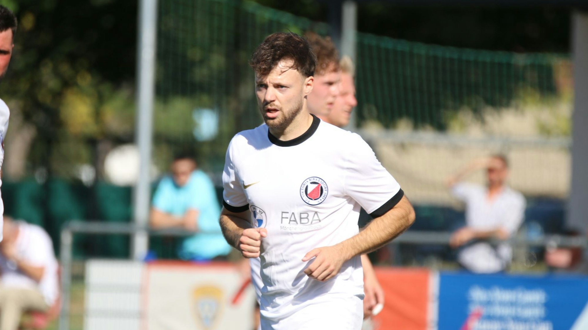 Ein Porträt des Fußballers.